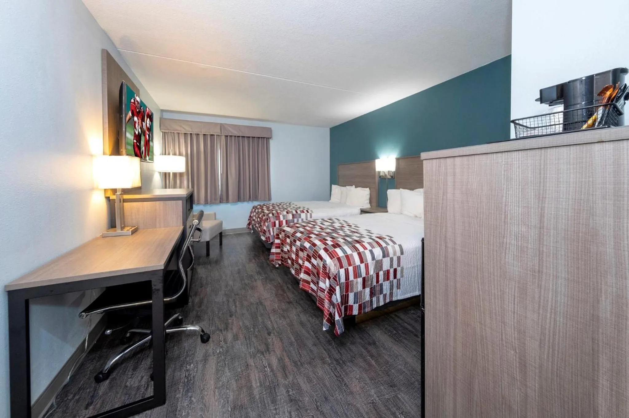 Photo of the whole room, Bed in Red Roof Inn & Suites Wilmington – New Castle