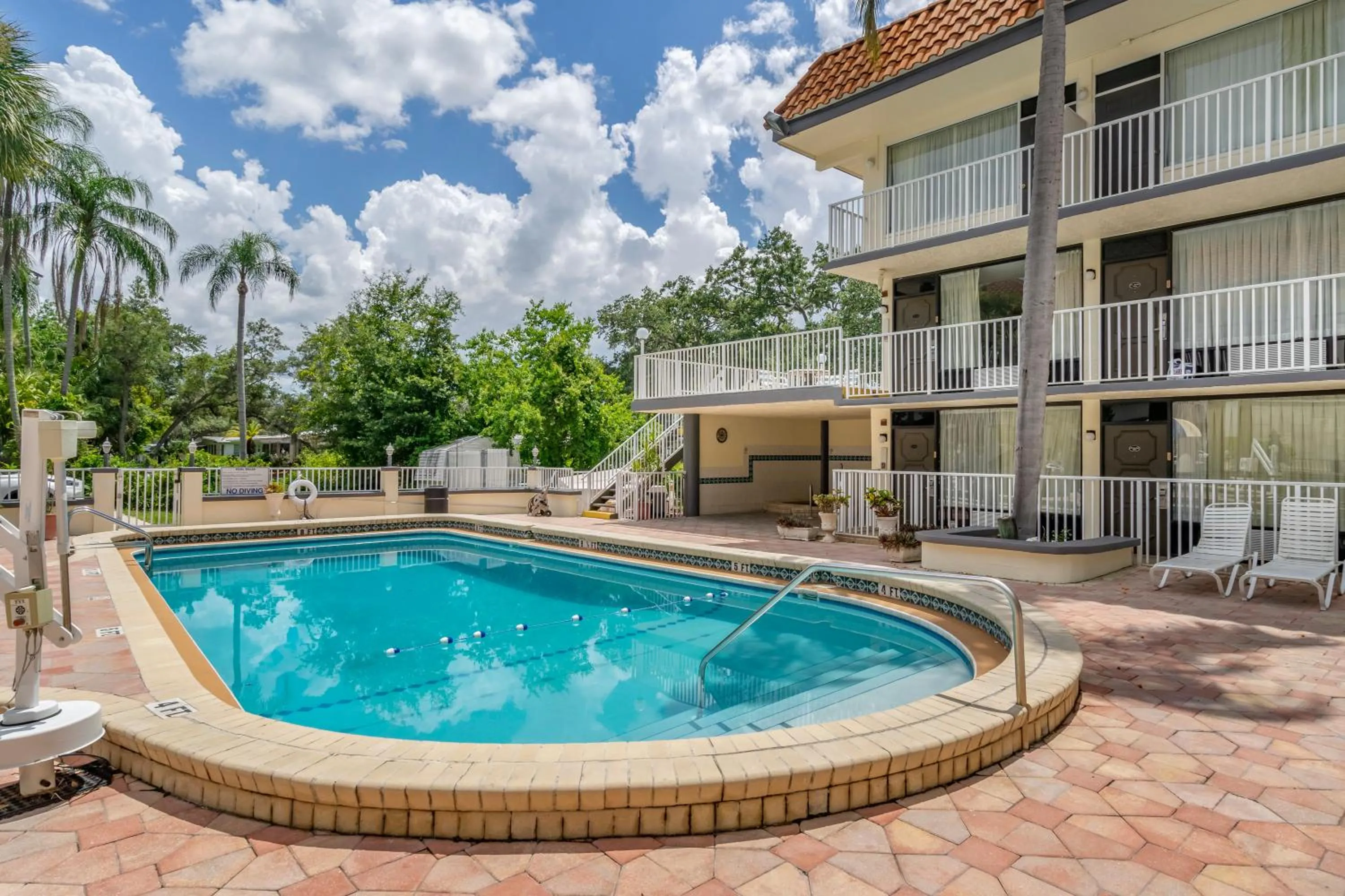 Property building, Swimming Pool in Rodeway Inn Central Clearwater Beach
