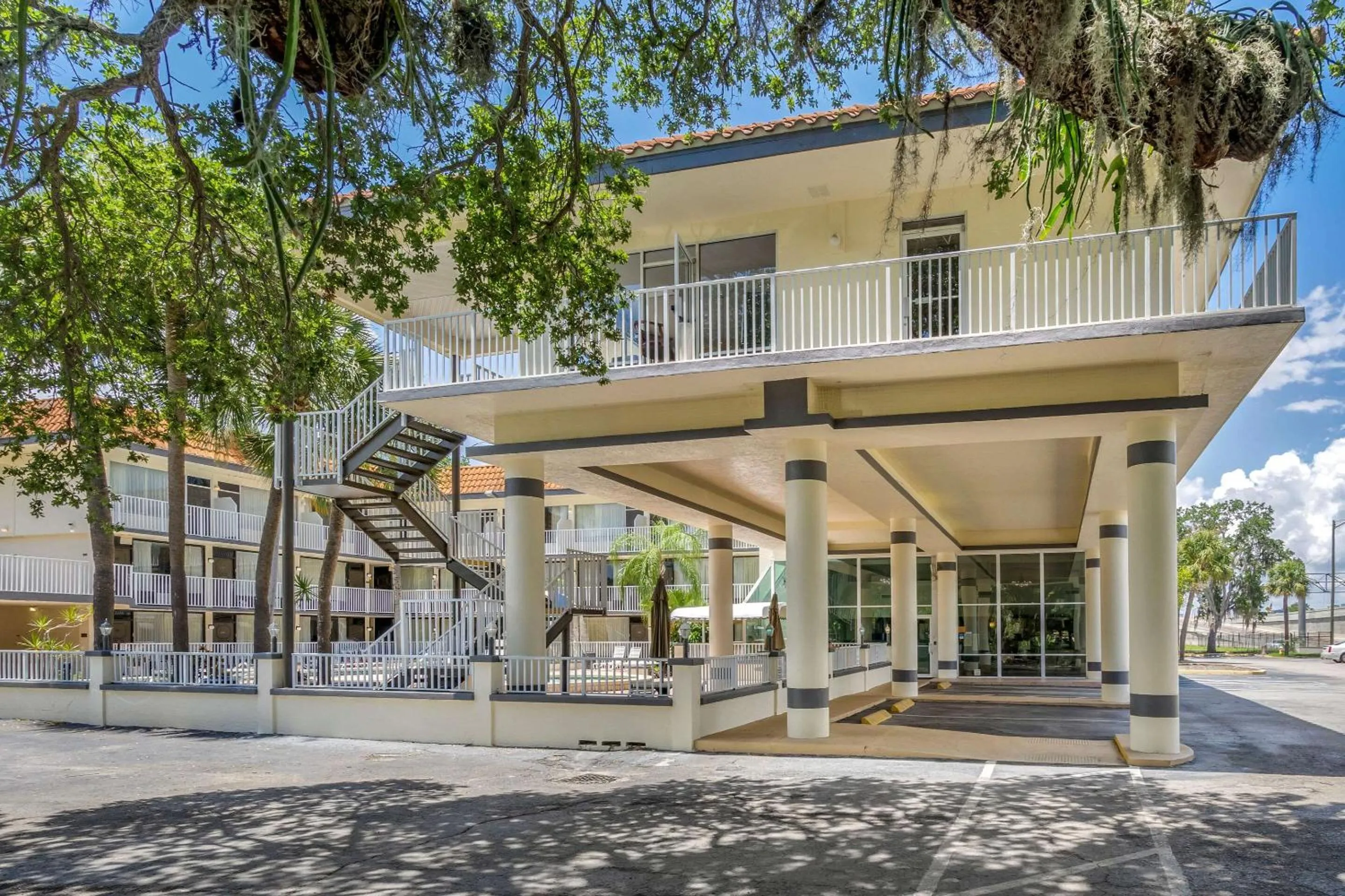 Property Building in Rodeway Inn Central Clearwater Beach