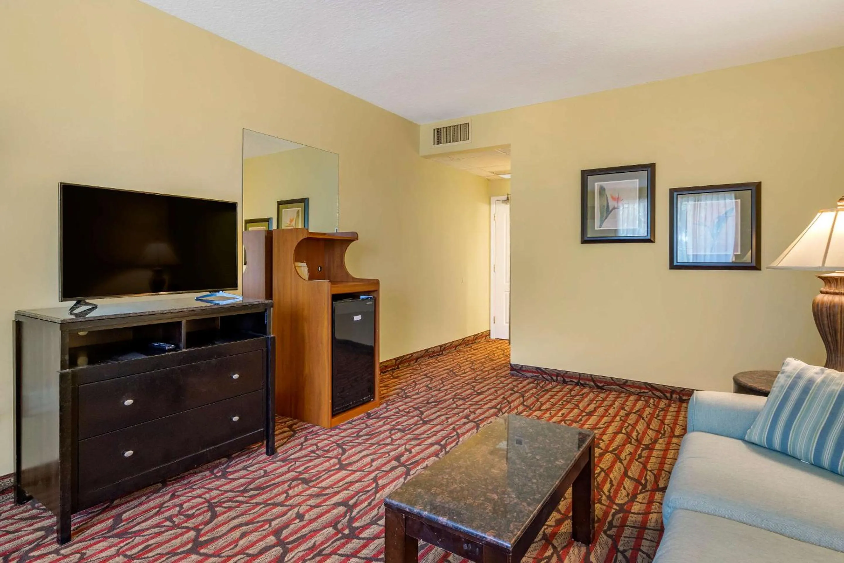 Photo of the whole room, TV/Entertainment Center in Rodeway Inn Central Clearwater Beach