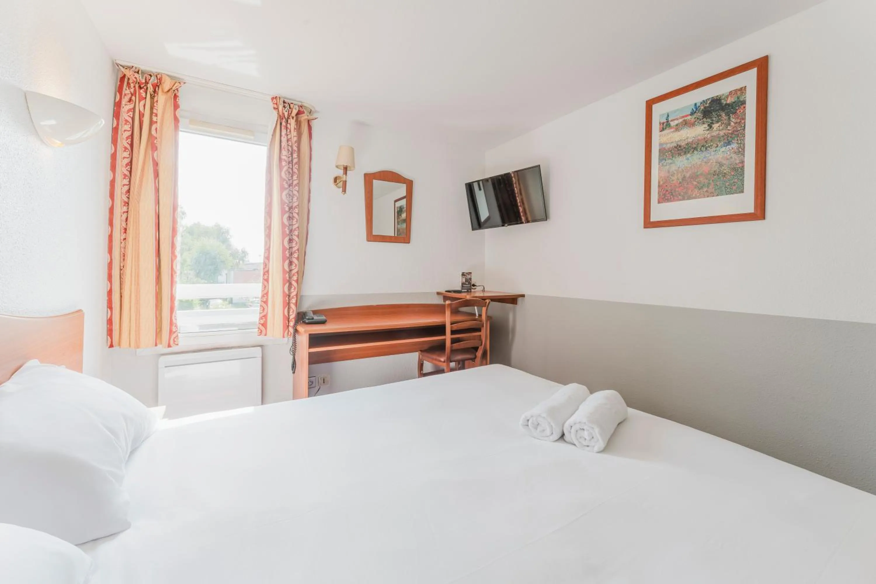 Photo of the whole room, Bed in Cap Hôtel