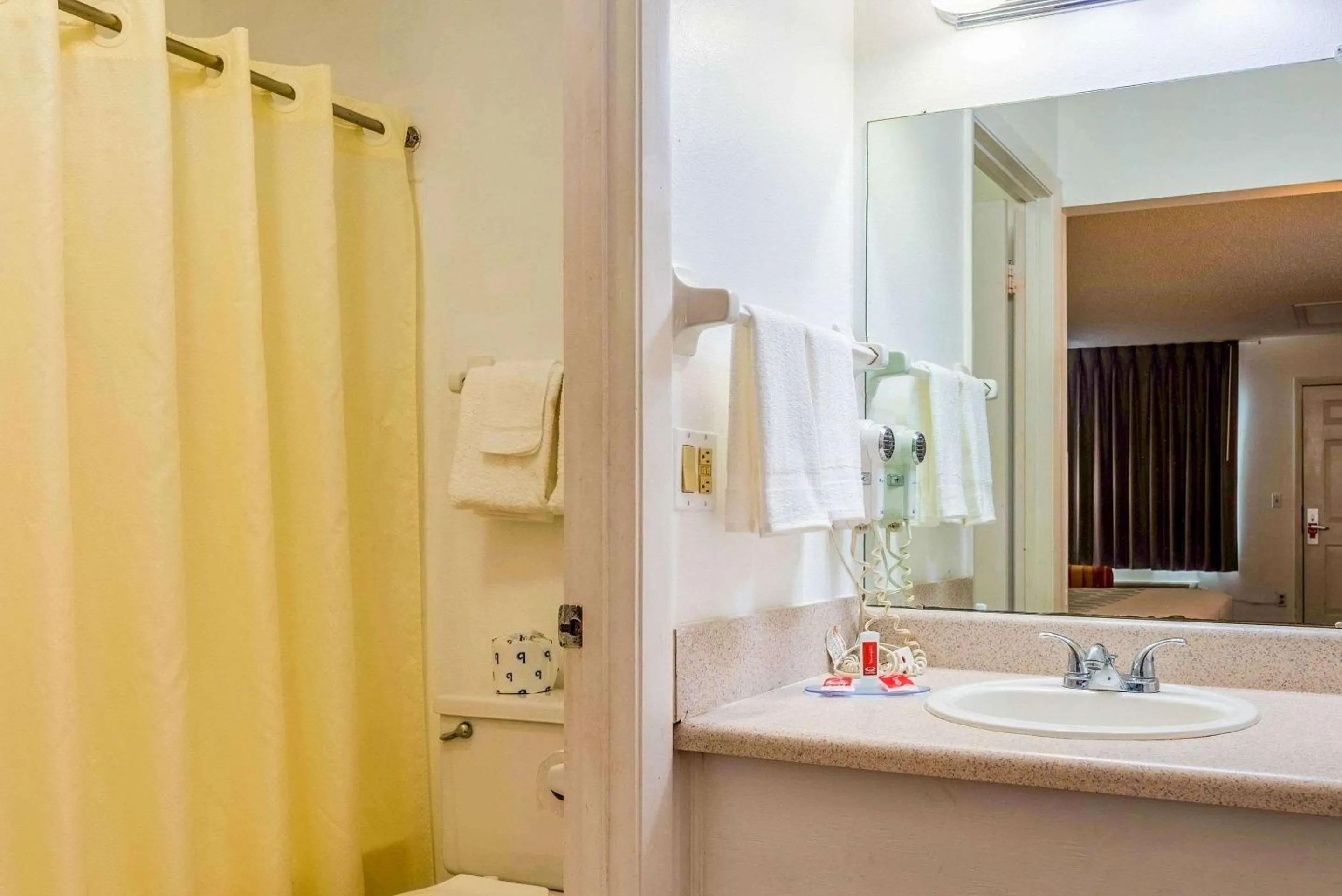 Bedroom in Econo Lodge Crystal River