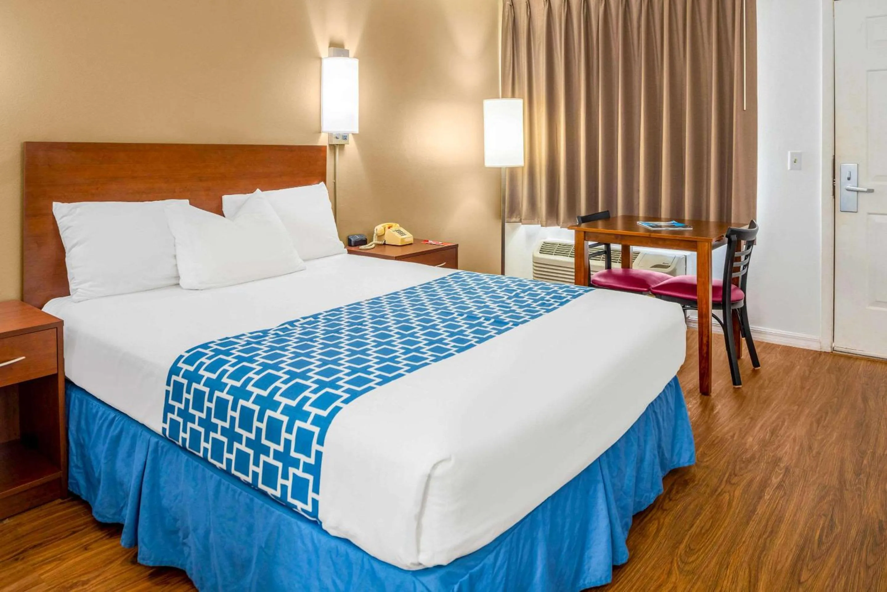 Bedroom, Bed in Econo Lodge Crystal River