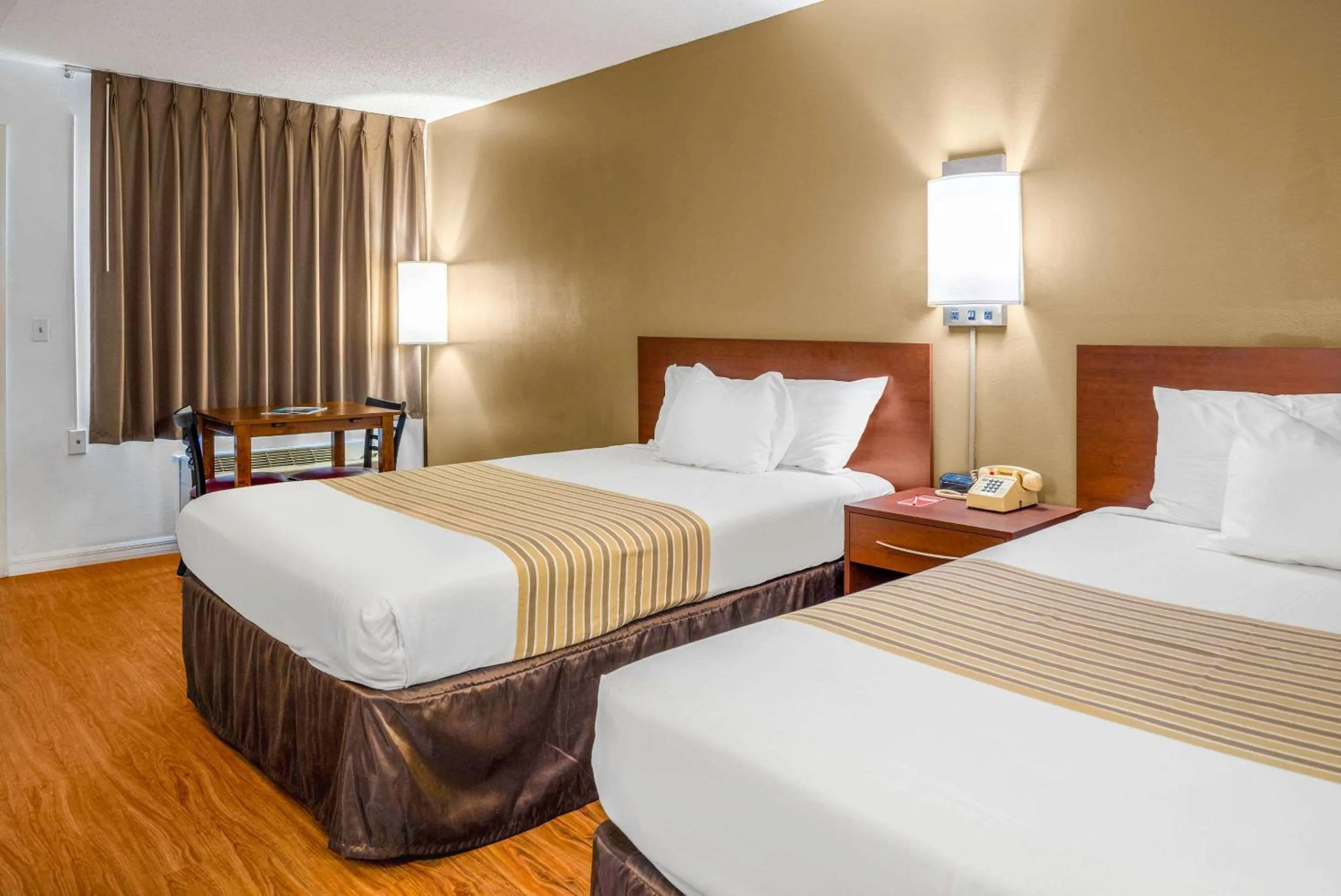 Bedroom, Bed in Econo Lodge Crystal River