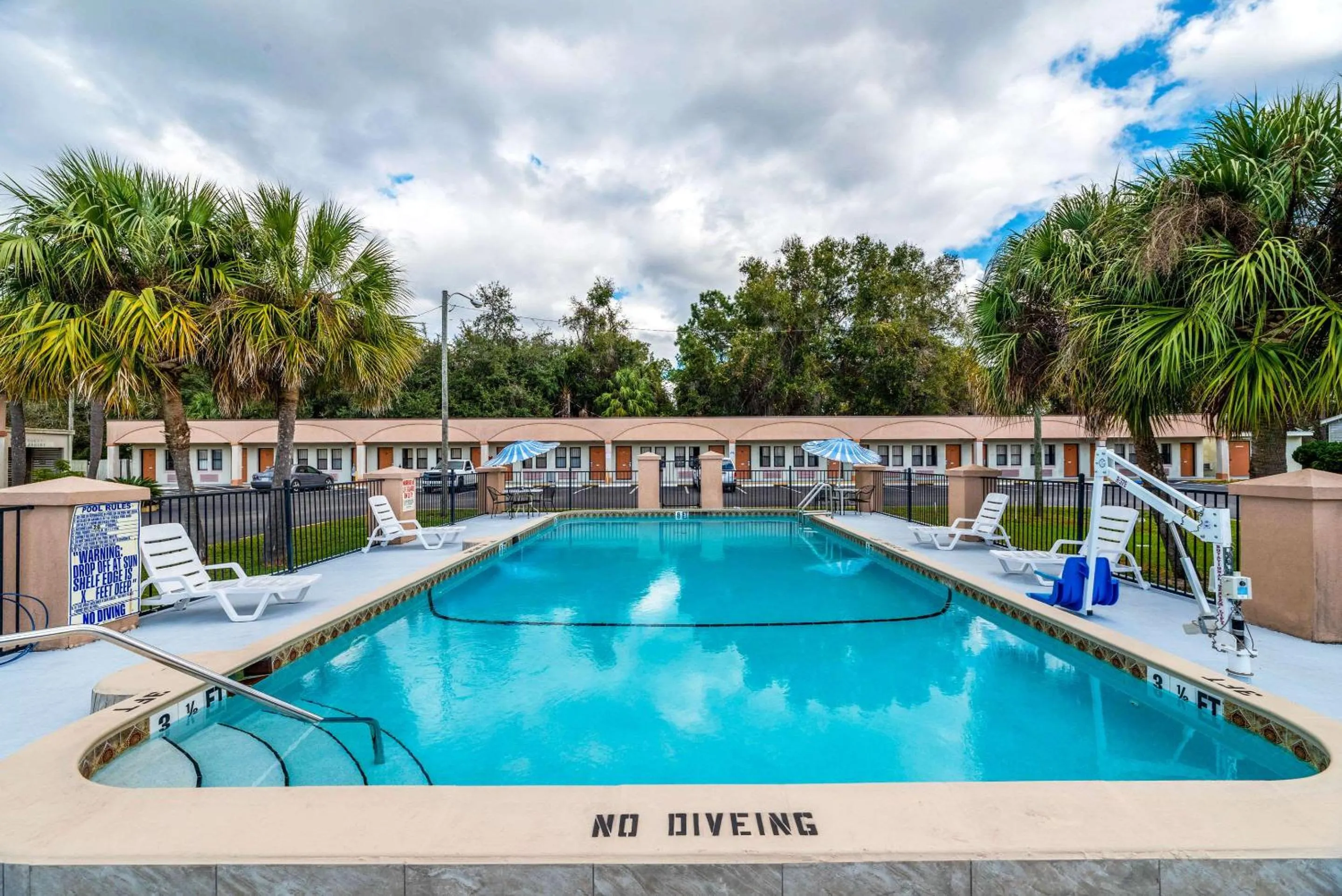 Swimming pool in Econo Lodge Crystal River