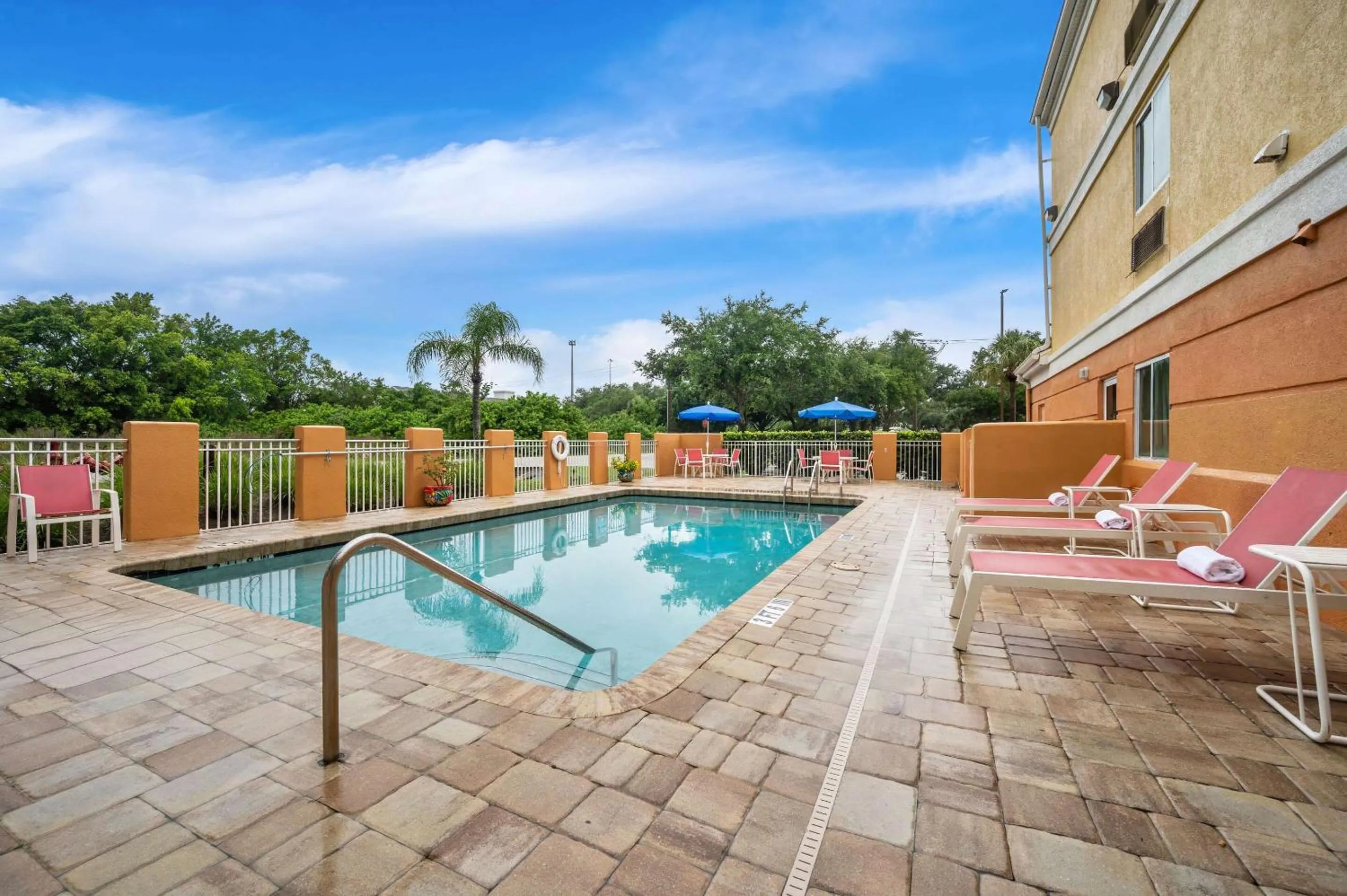 Swimming pool in Comfort Inn Fort Myers Northeast