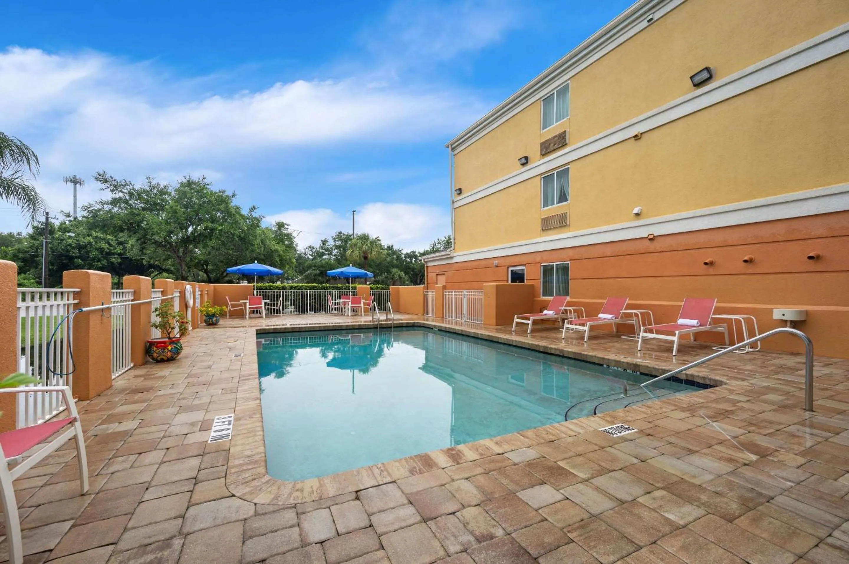 Swimming pool in Comfort Inn Fort Myers Northeast