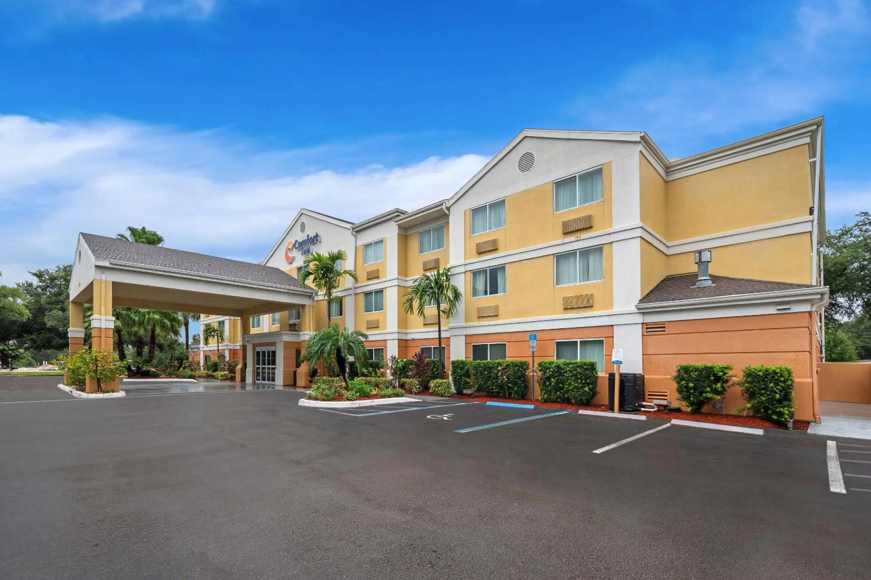 Property building in Comfort Inn Fort Myers Northeast