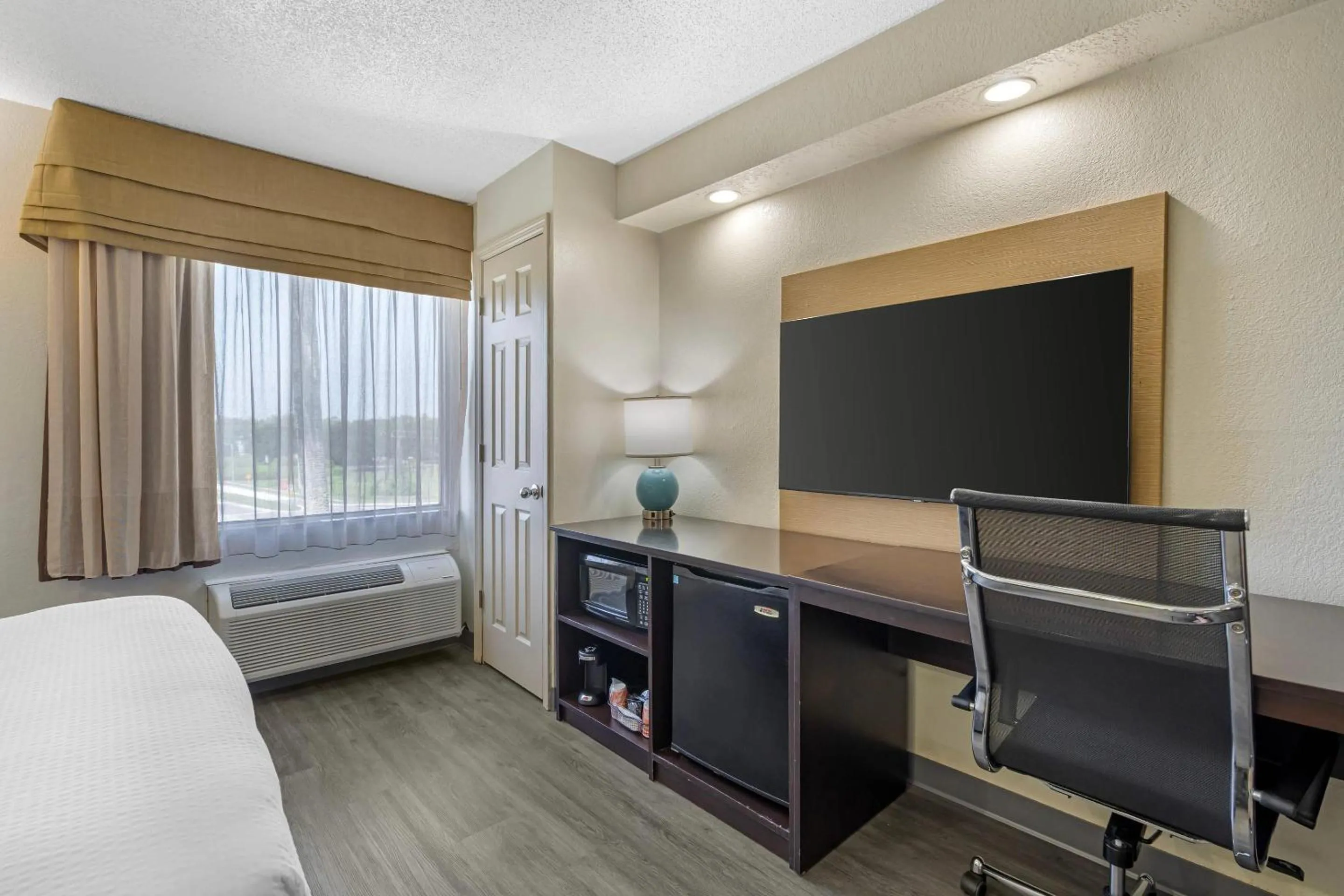 Bedroom, Bed in Sleep Inn near Busch Gardens - USF