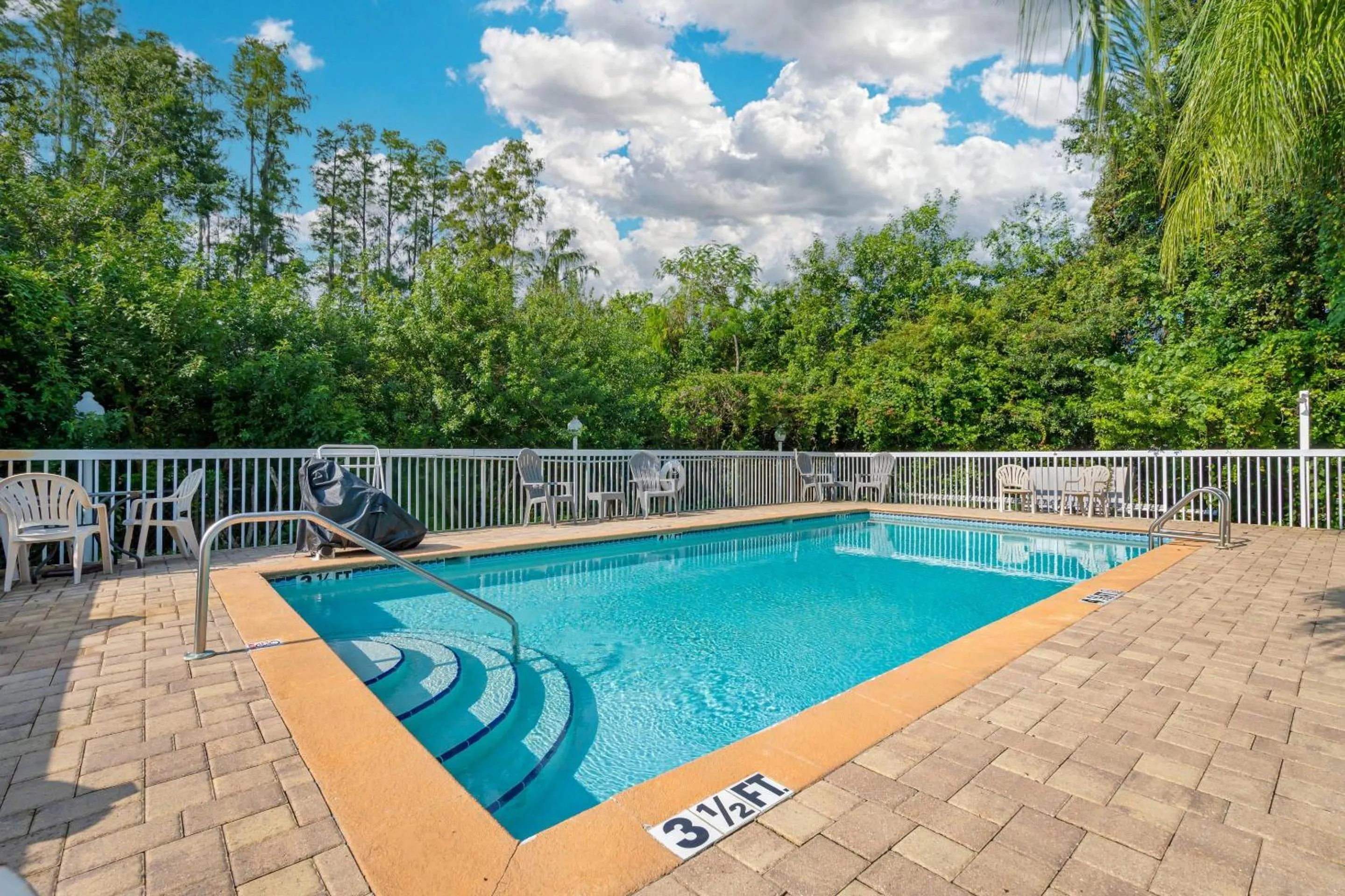 Swimming pool in Sleep Inn near Busch Gardens - USF