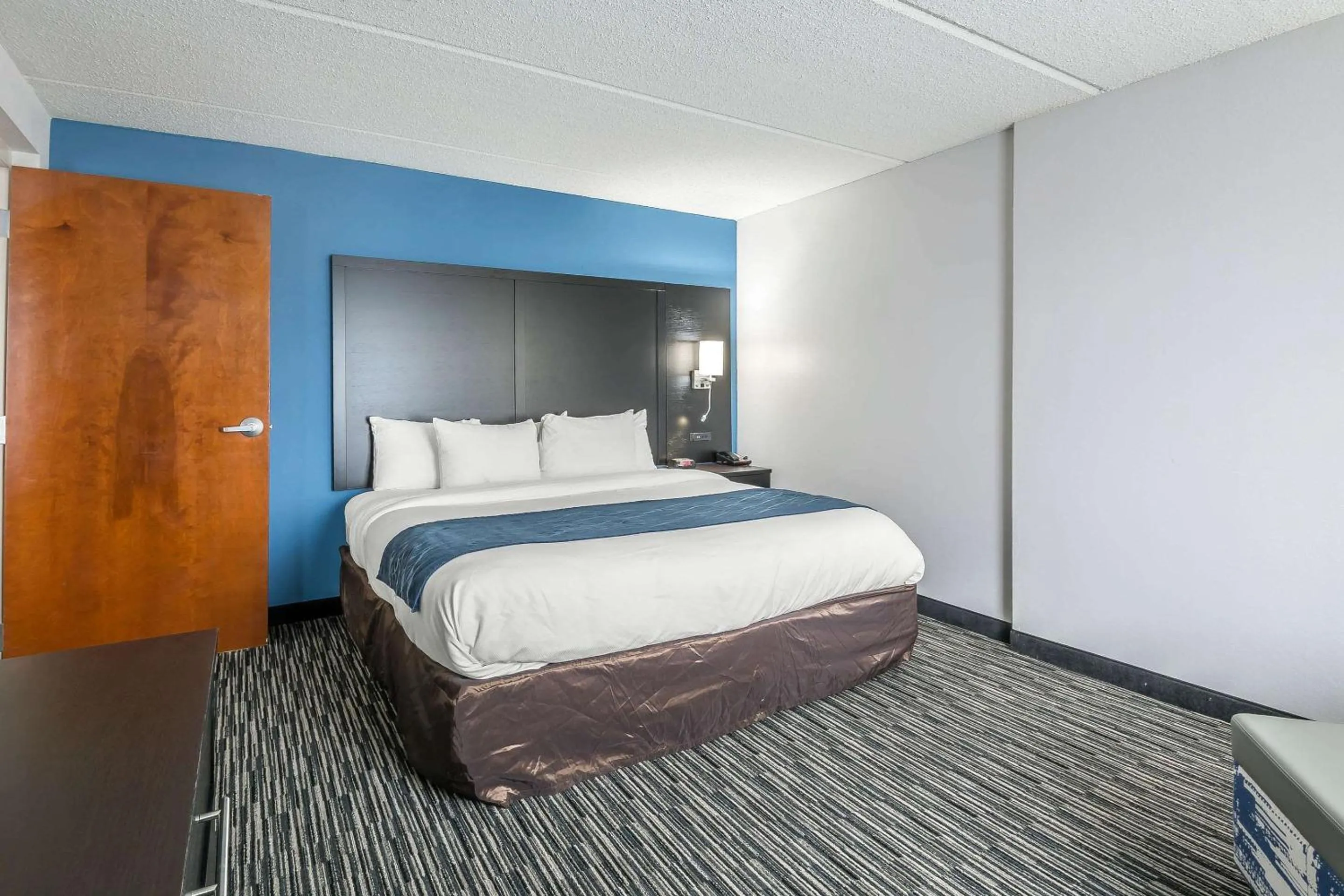 Photo of the whole room, Bed in Comfort Inn University