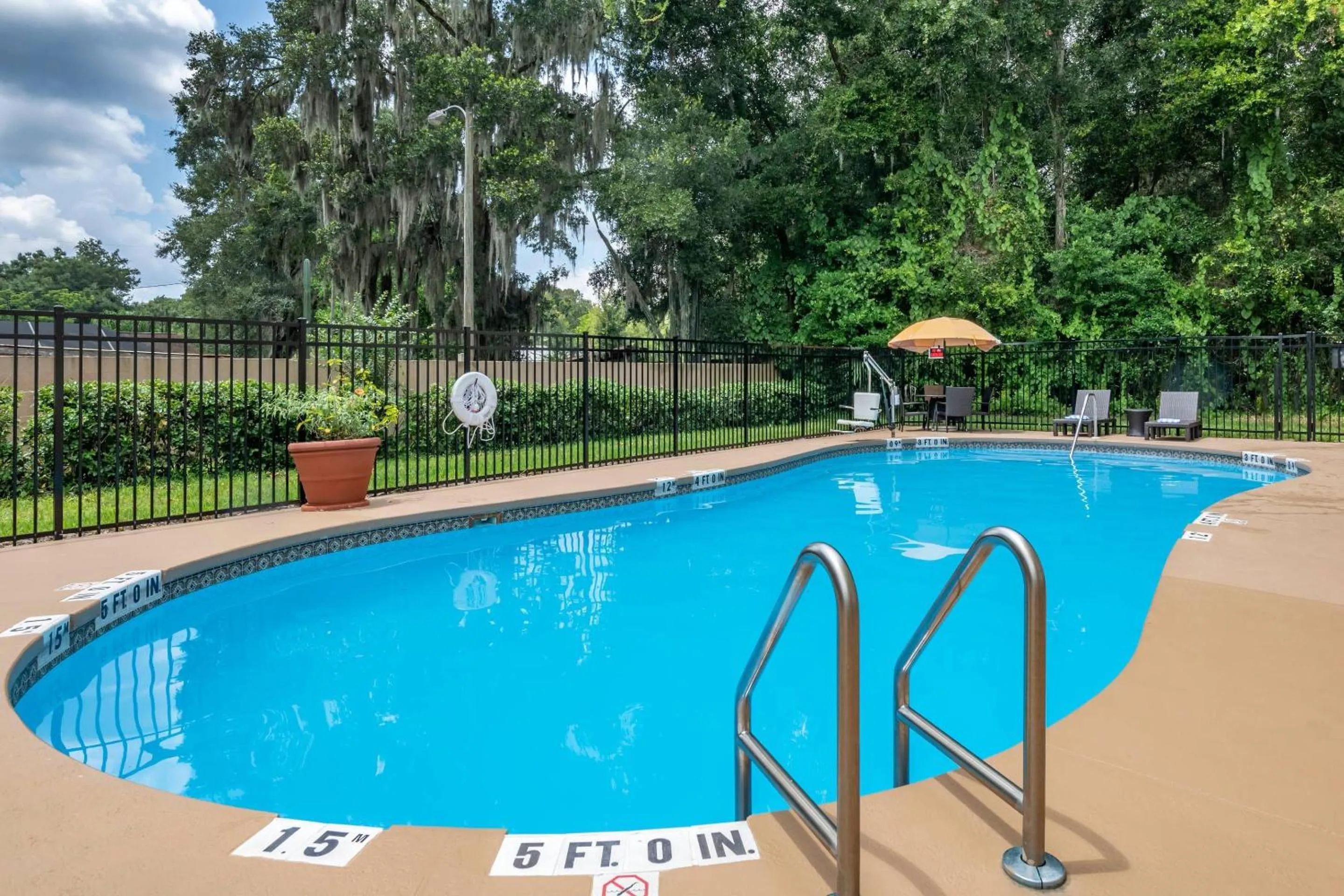 Swimming pool in Comfort Inn & Suites DeLand - near University
