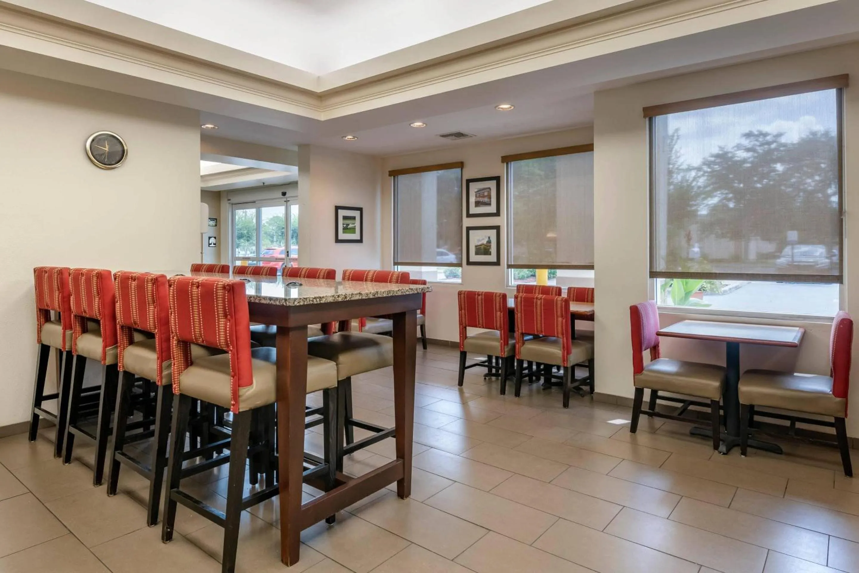 Breakfast in Comfort Inn & Suites DeLand - near University