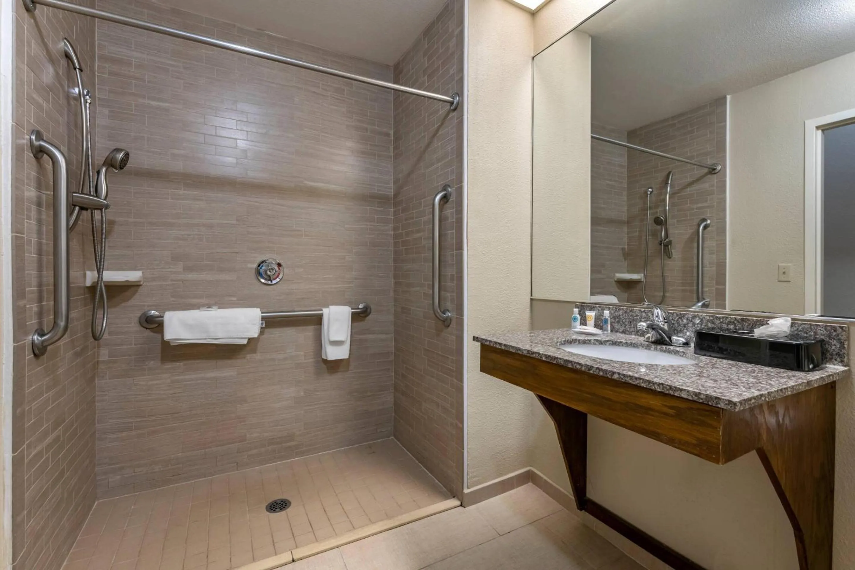 Bedroom in Comfort Inn & Suites DeLand - near University