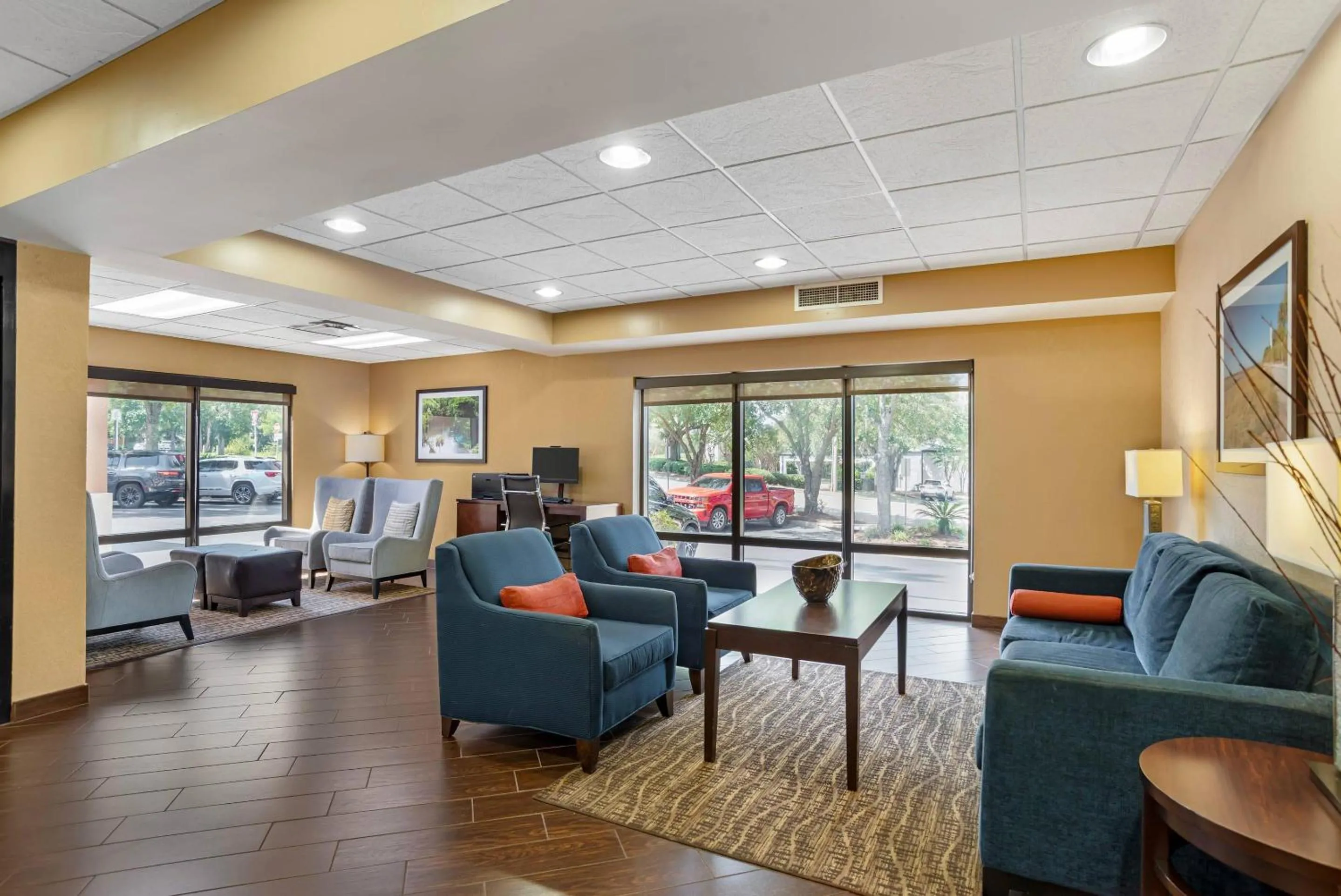 Lobby or reception in Comfort Suites Tallahassee Capitol - University Area
