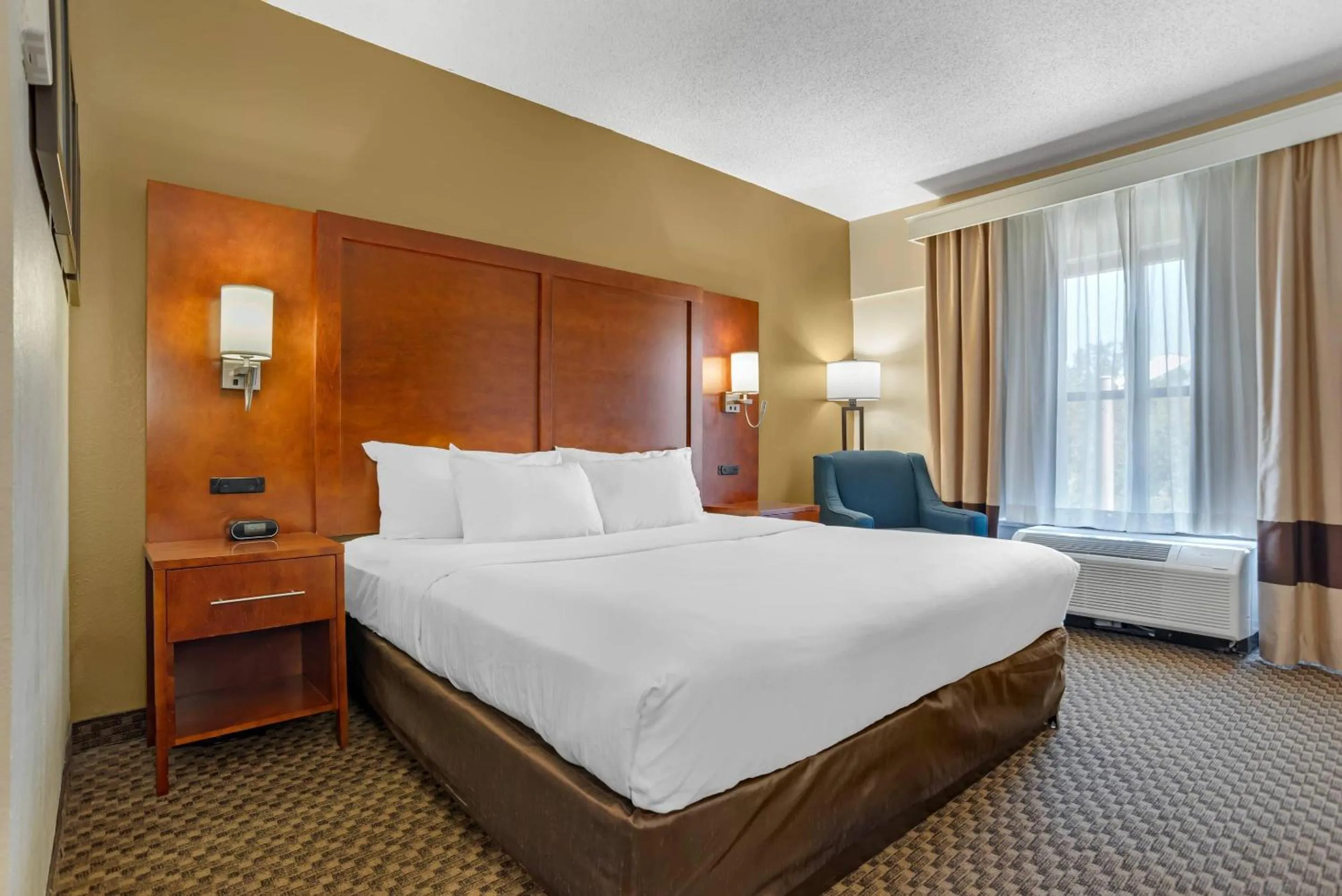 Bedroom, Bed in Comfort Suites Tallahassee Capitol - University Area