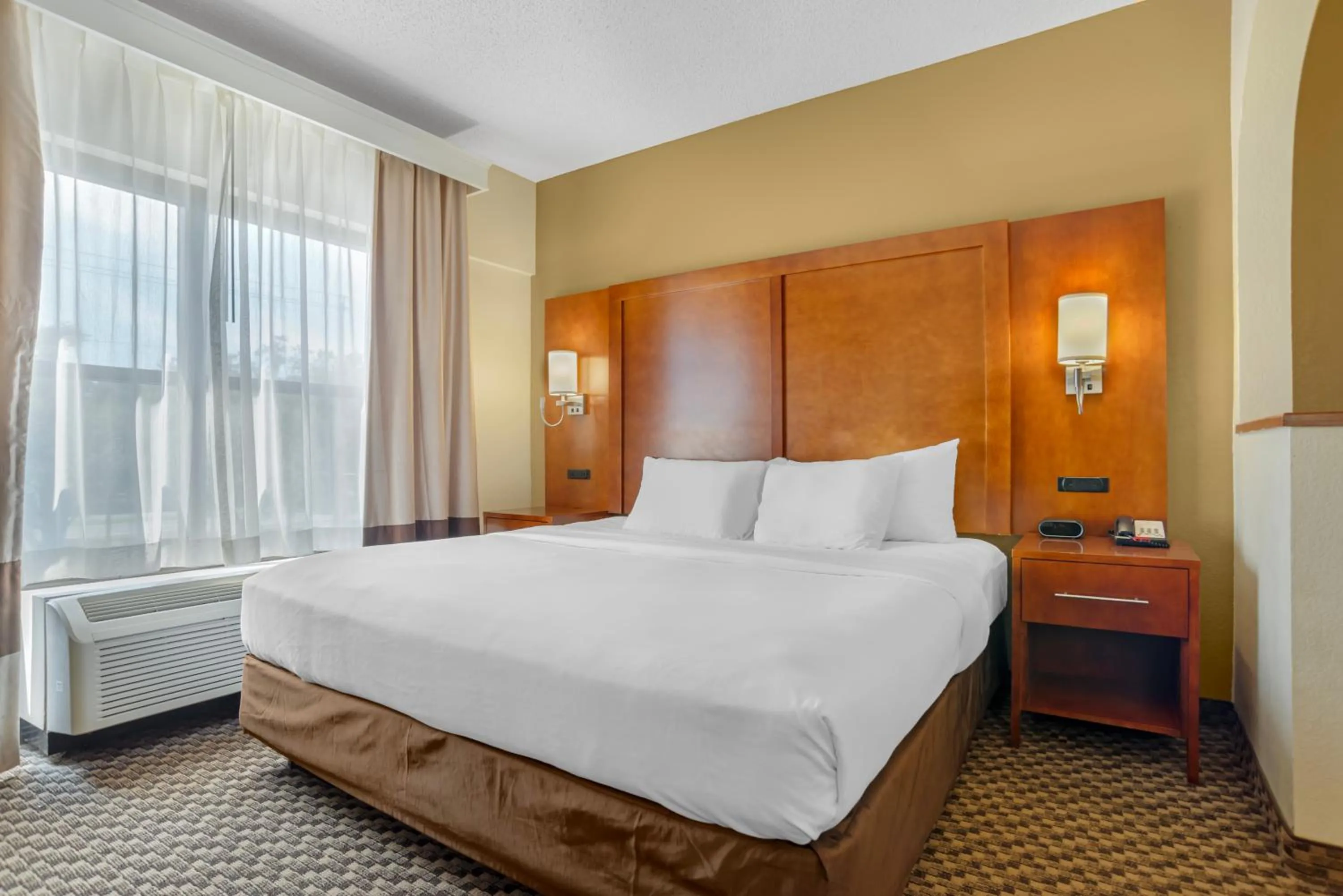 Bed in Comfort Suites Tallahassee Capitol - University Area