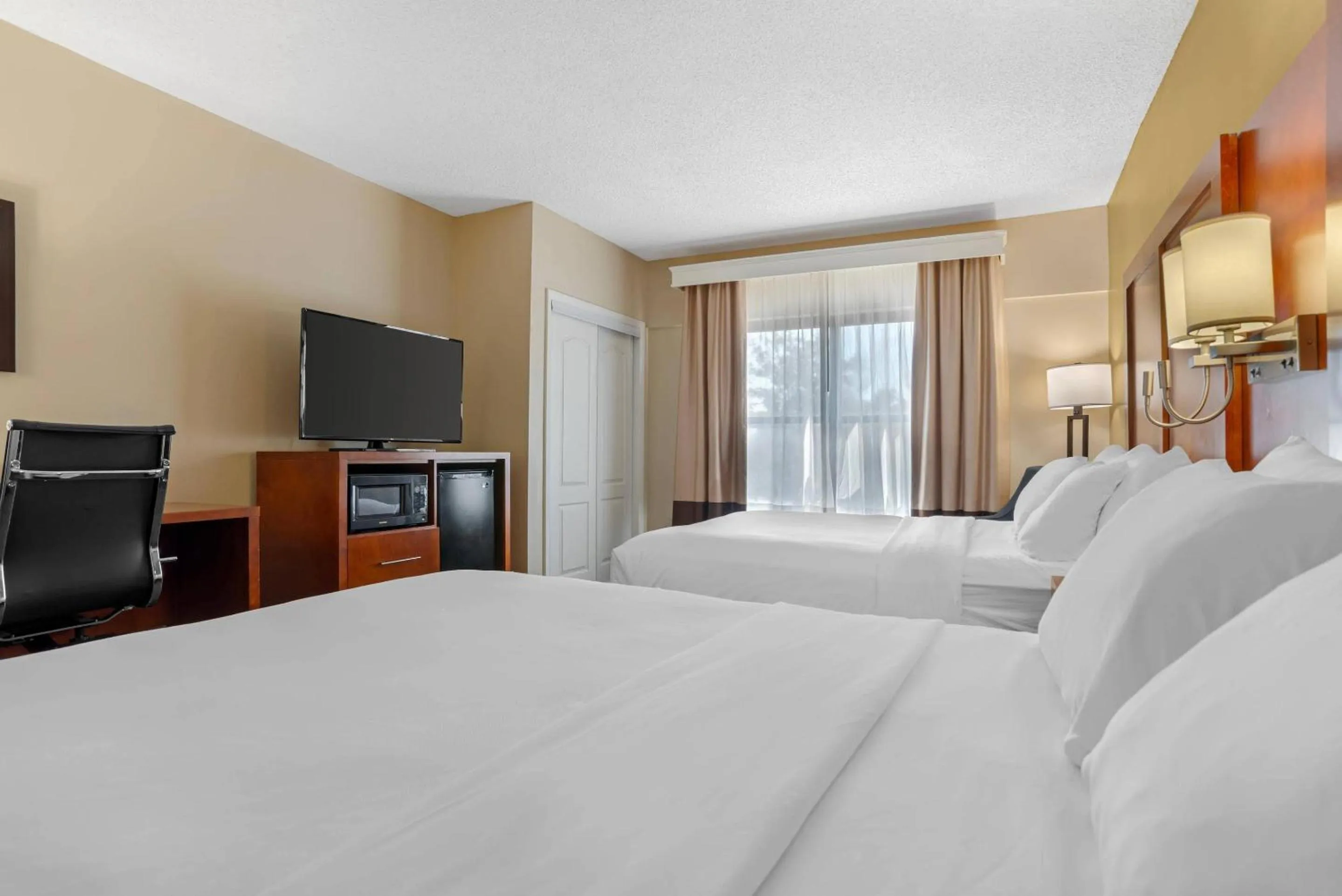 Bedroom, Bed in Comfort Suites Tallahassee Capitol - University Area