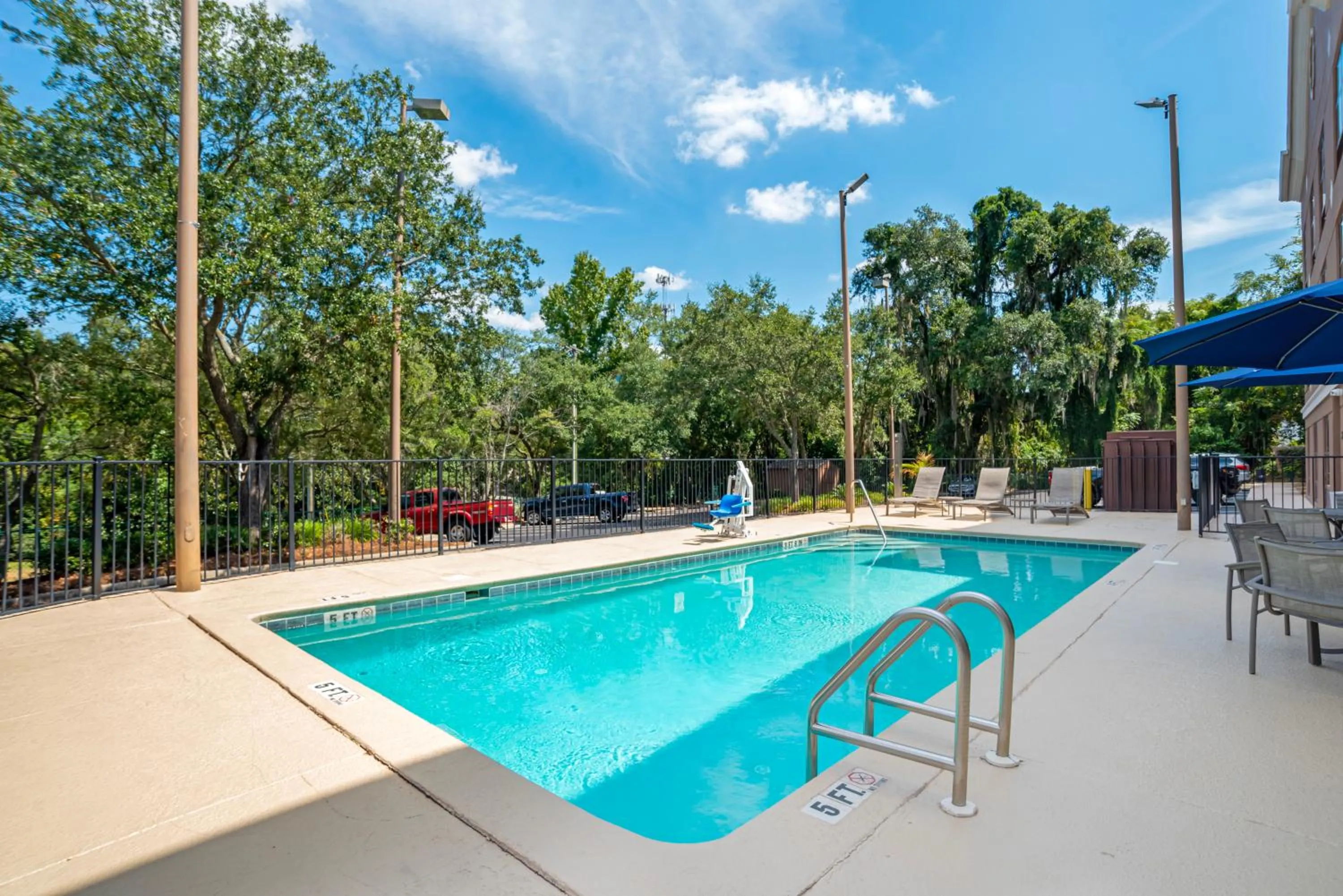 Swimming pool in Comfort Suites Tallahassee Capitol - University Area