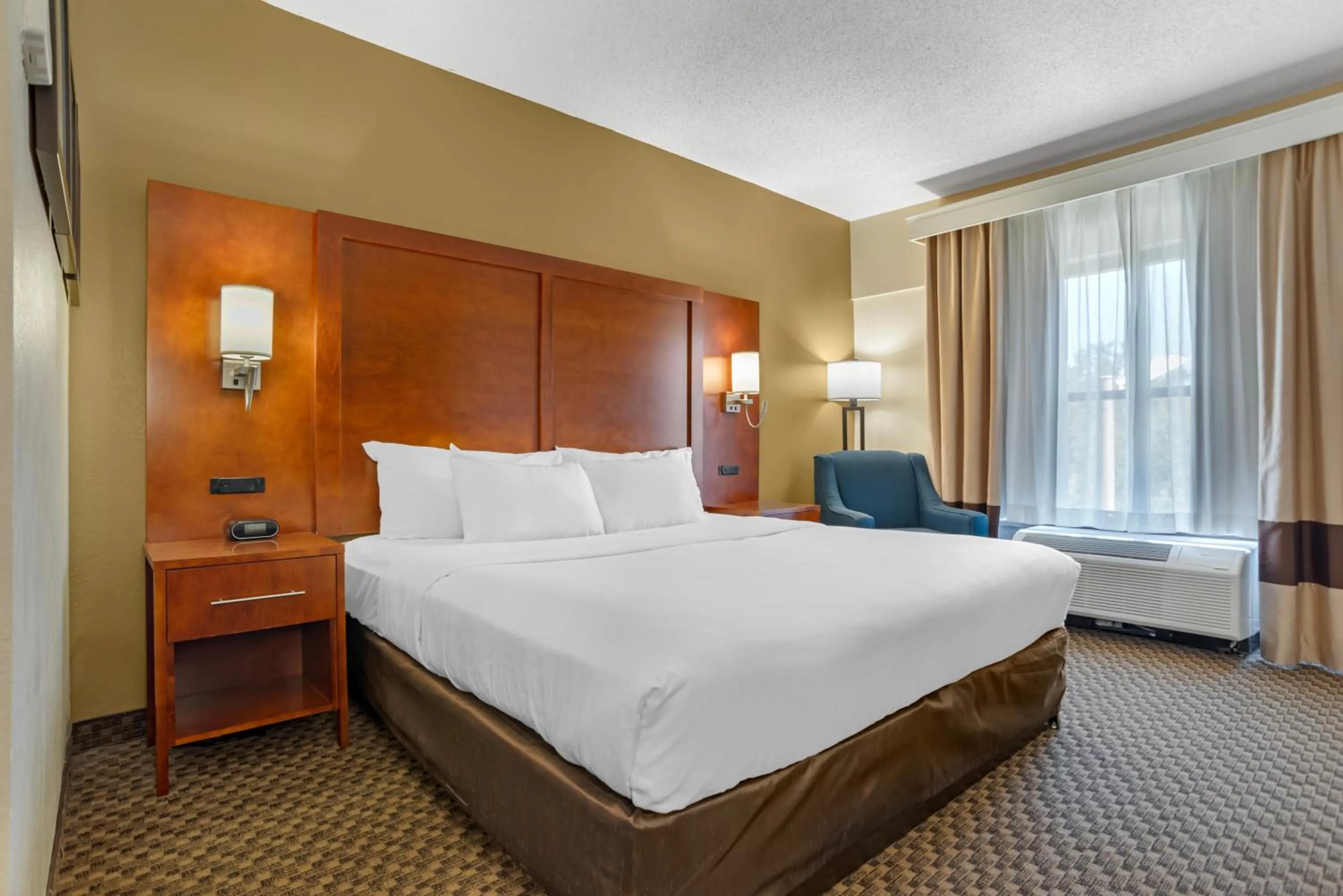 Bed in Comfort Suites Tallahassee Capitol - University Area