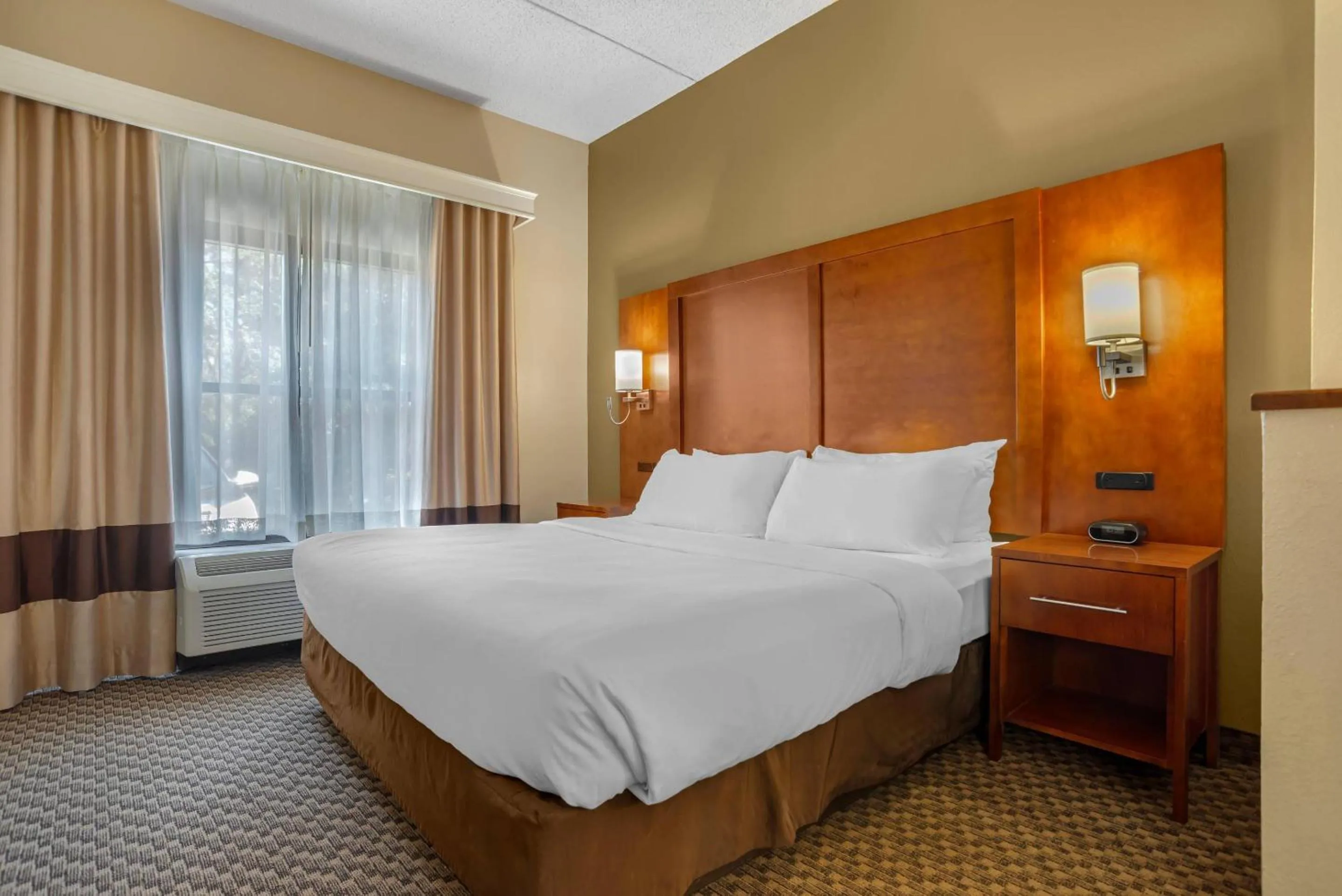 Bedroom, Bed in Comfort Suites Tallahassee Capitol - University Area