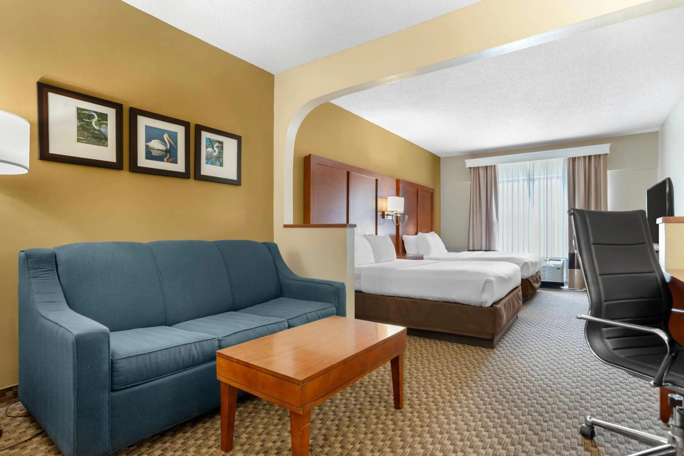 Bedroom, Bed in Comfort Suites Tallahassee Capitol - University Area