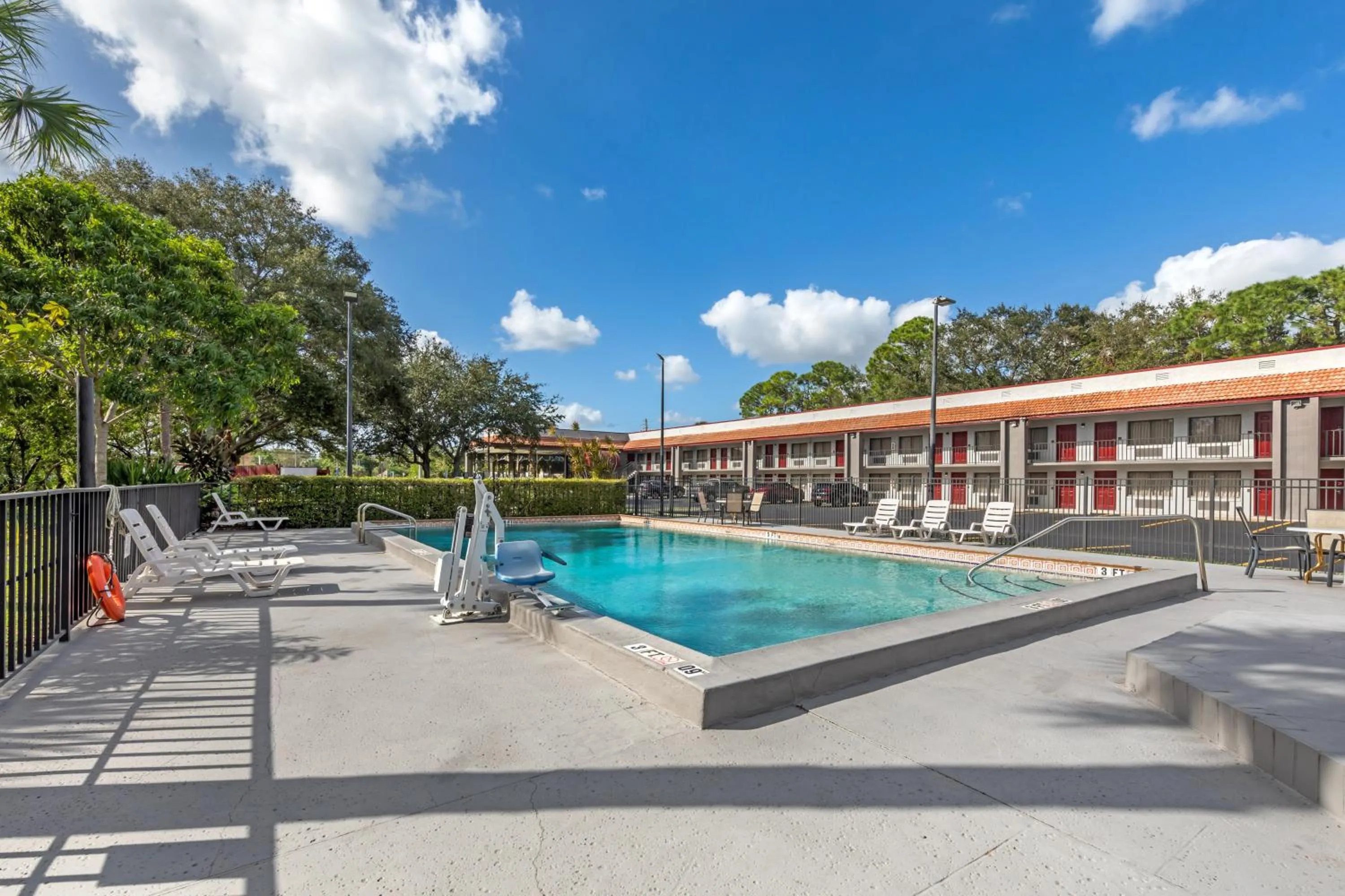 Swimming pool in Red Roof Inn Ft Pierce