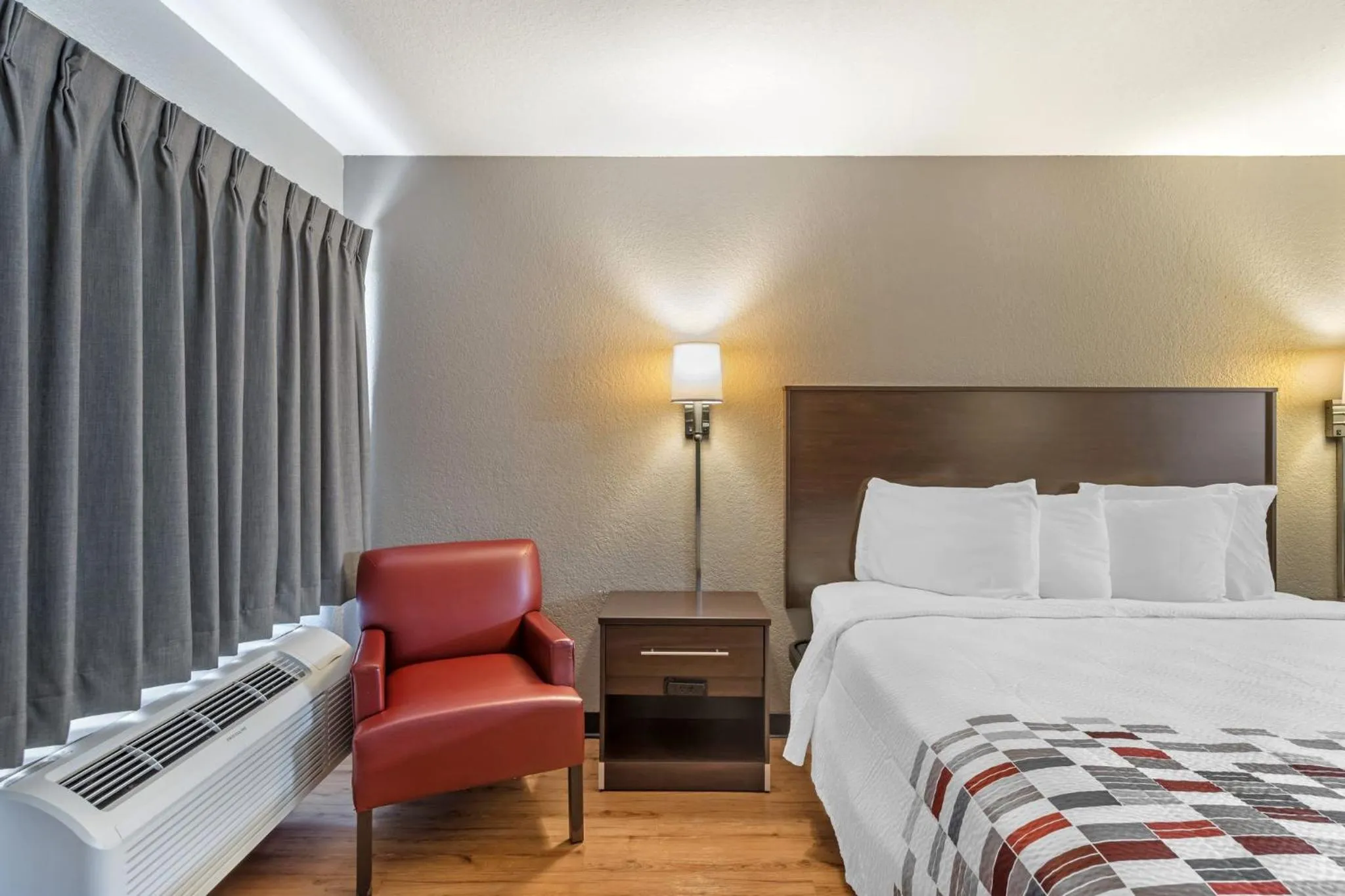 Bedroom, Bed in Red Roof Inn Ft Pierce