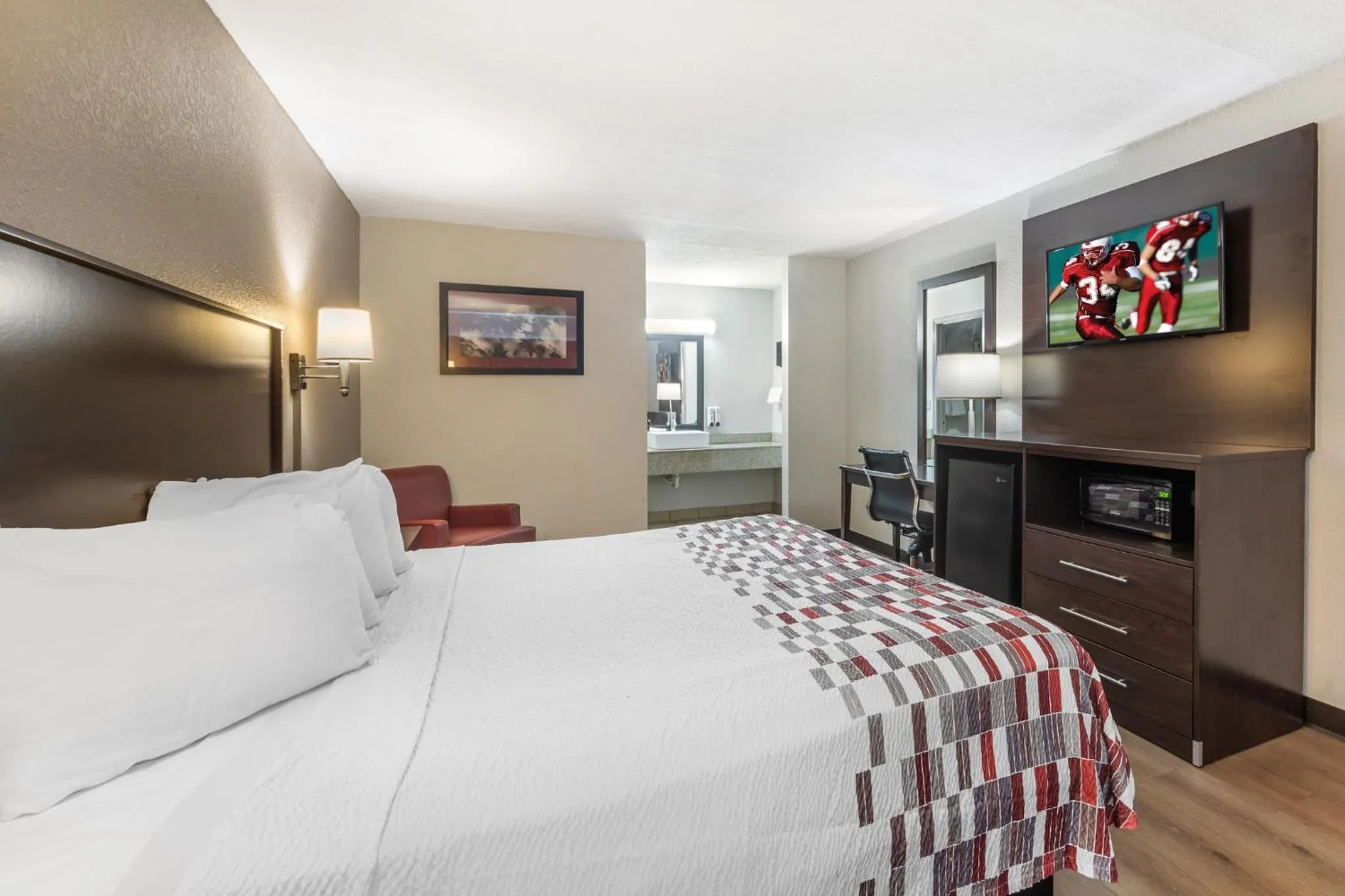 Photo of the whole room, Bed in Red Roof Inn Ft Pierce