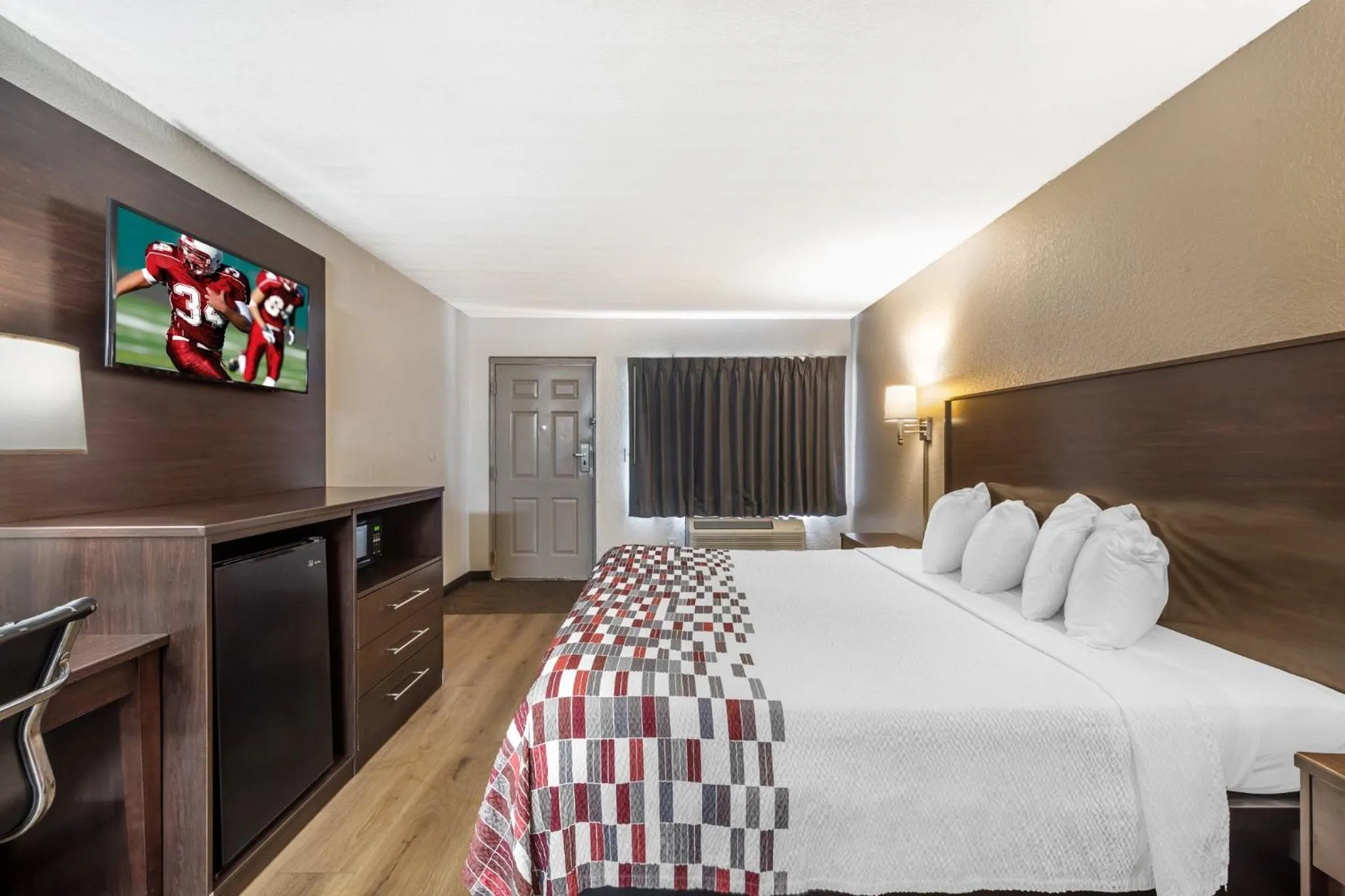 Photo of the whole room, Bed in Red Roof Inn Ft Pierce