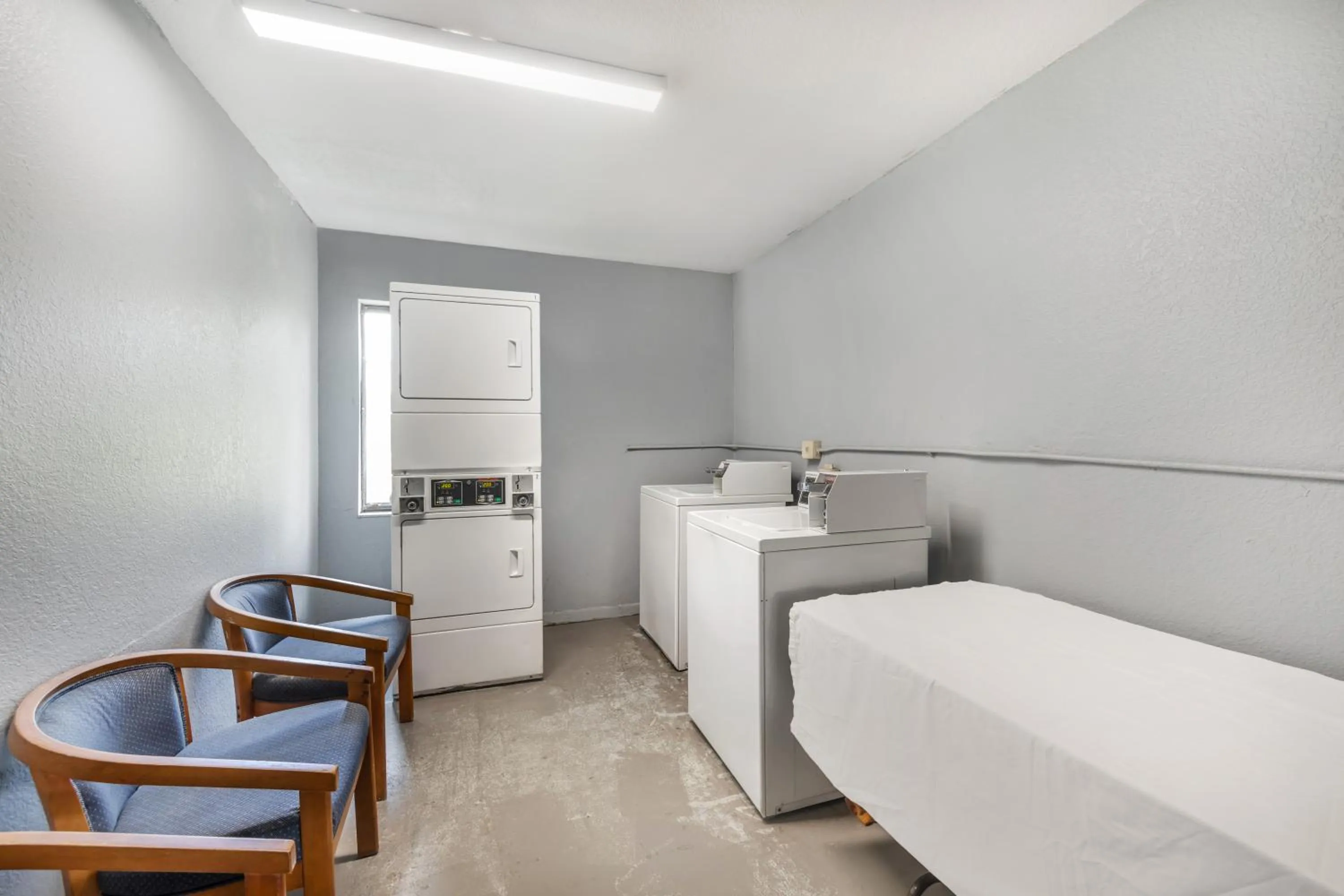 laundry, Bed in Red Roof Inn Ft Pierce