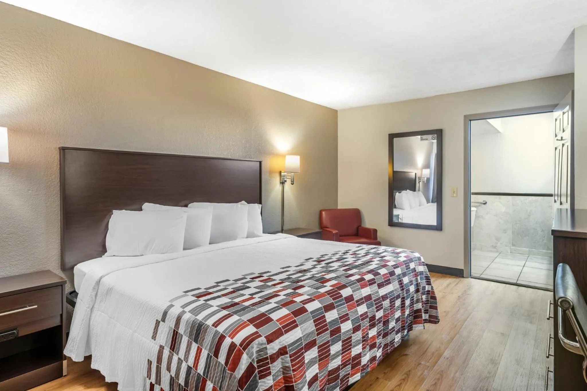 Photo of the whole room, Bed in Red Roof Inn Ft Pierce