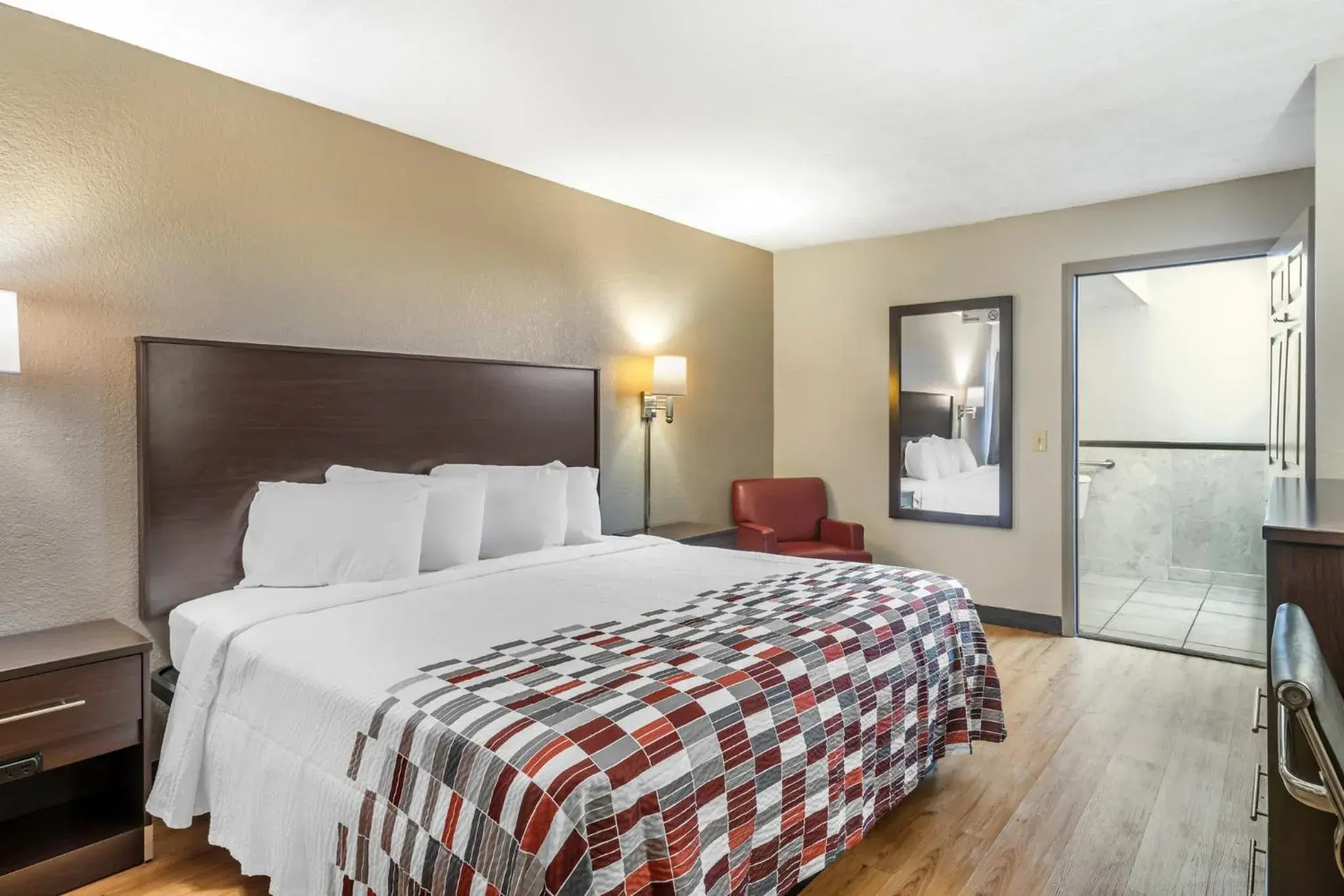 Deluxe King Room Disability Access Roll-In Shower Non-Smoking in Red Roof Inn Ft Pierce Deluxe King Room Disability Access Roll-In Shower Non-Smoking in Red Roof Inn Ft Pierce