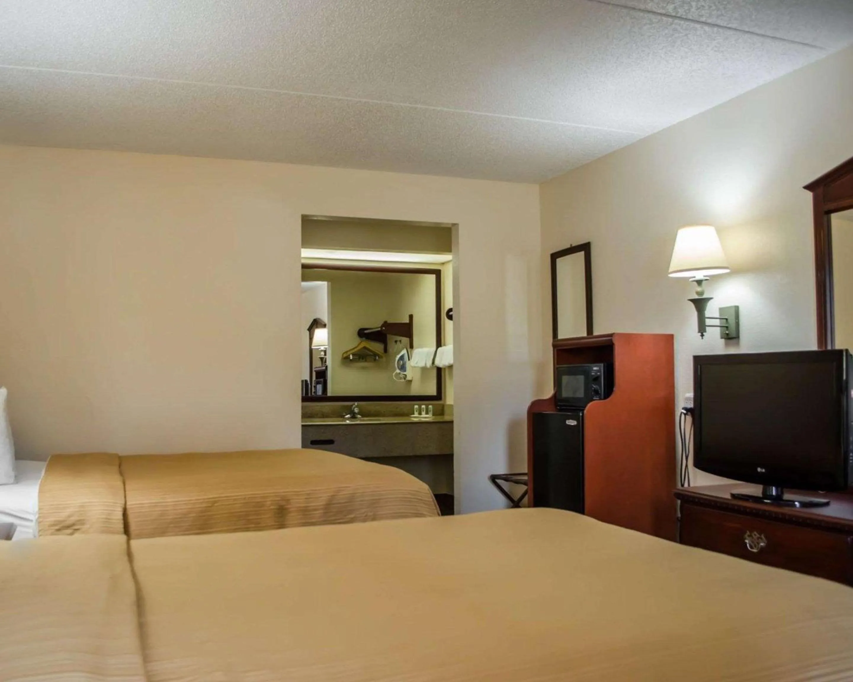 Photo of the whole room, Bed in Quality Inn Crystal River