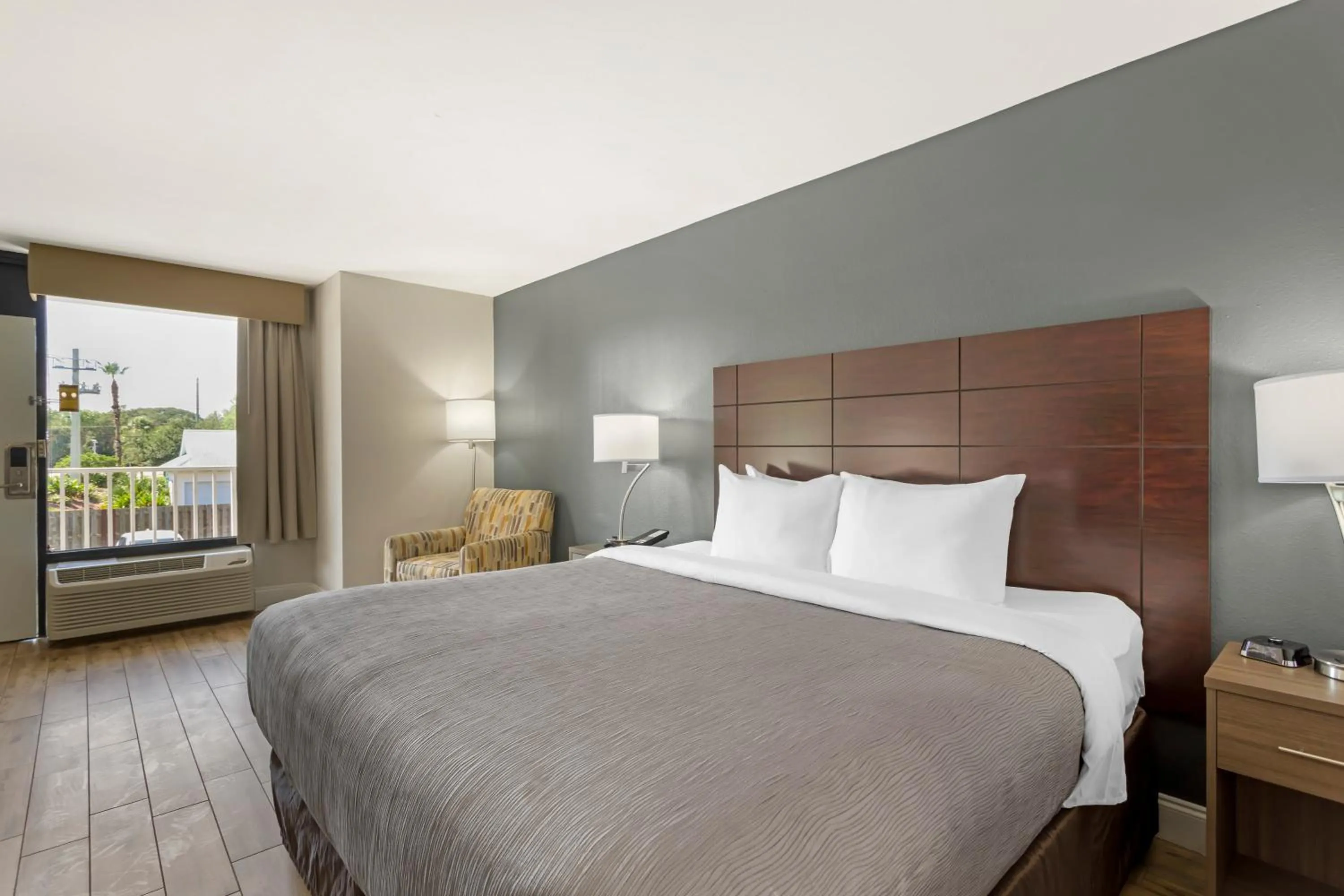 Bed in Quality Inn & Suites St Augustine Beach Area