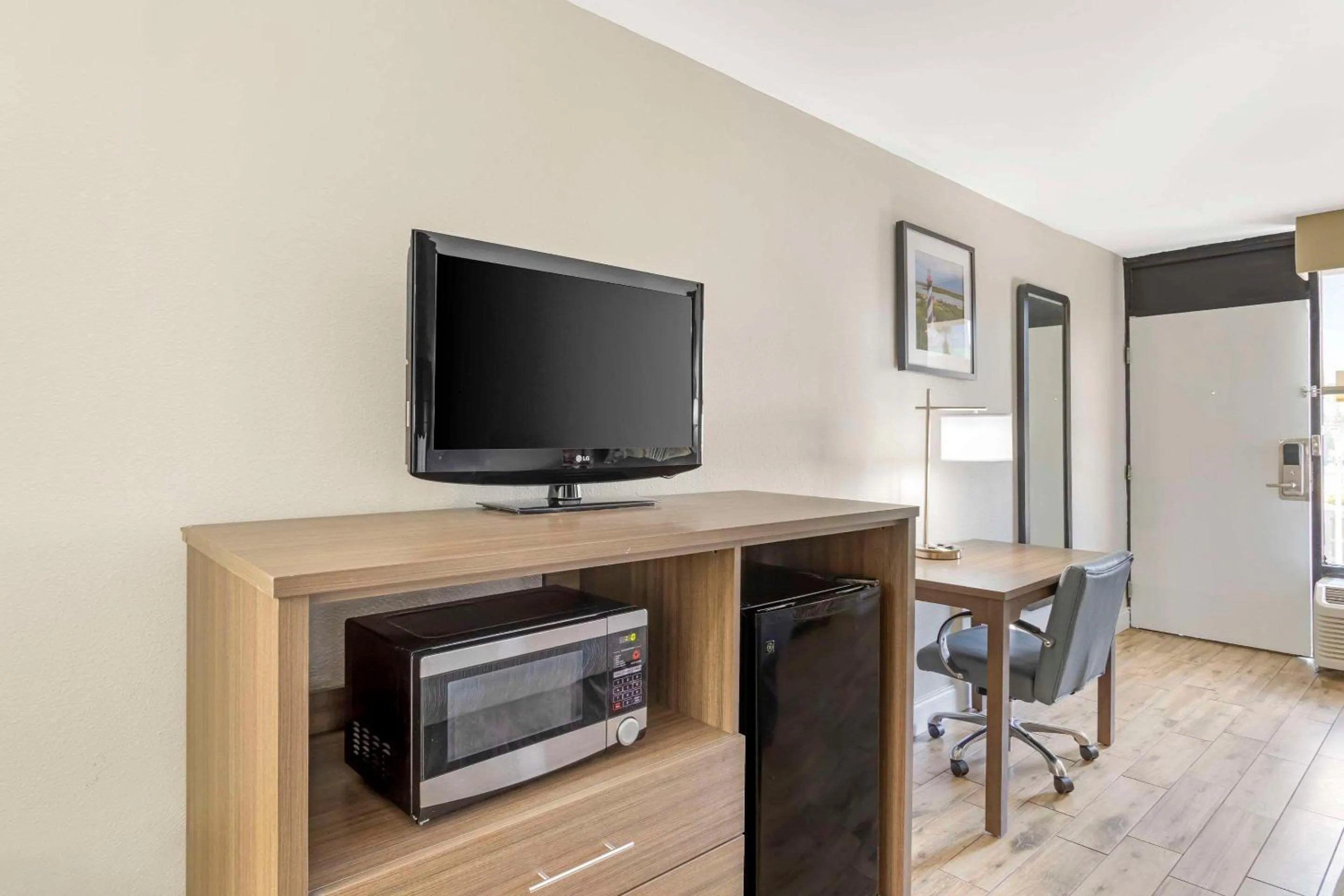 Bedroom in Quality Inn & Suites St Augustine Beach Area