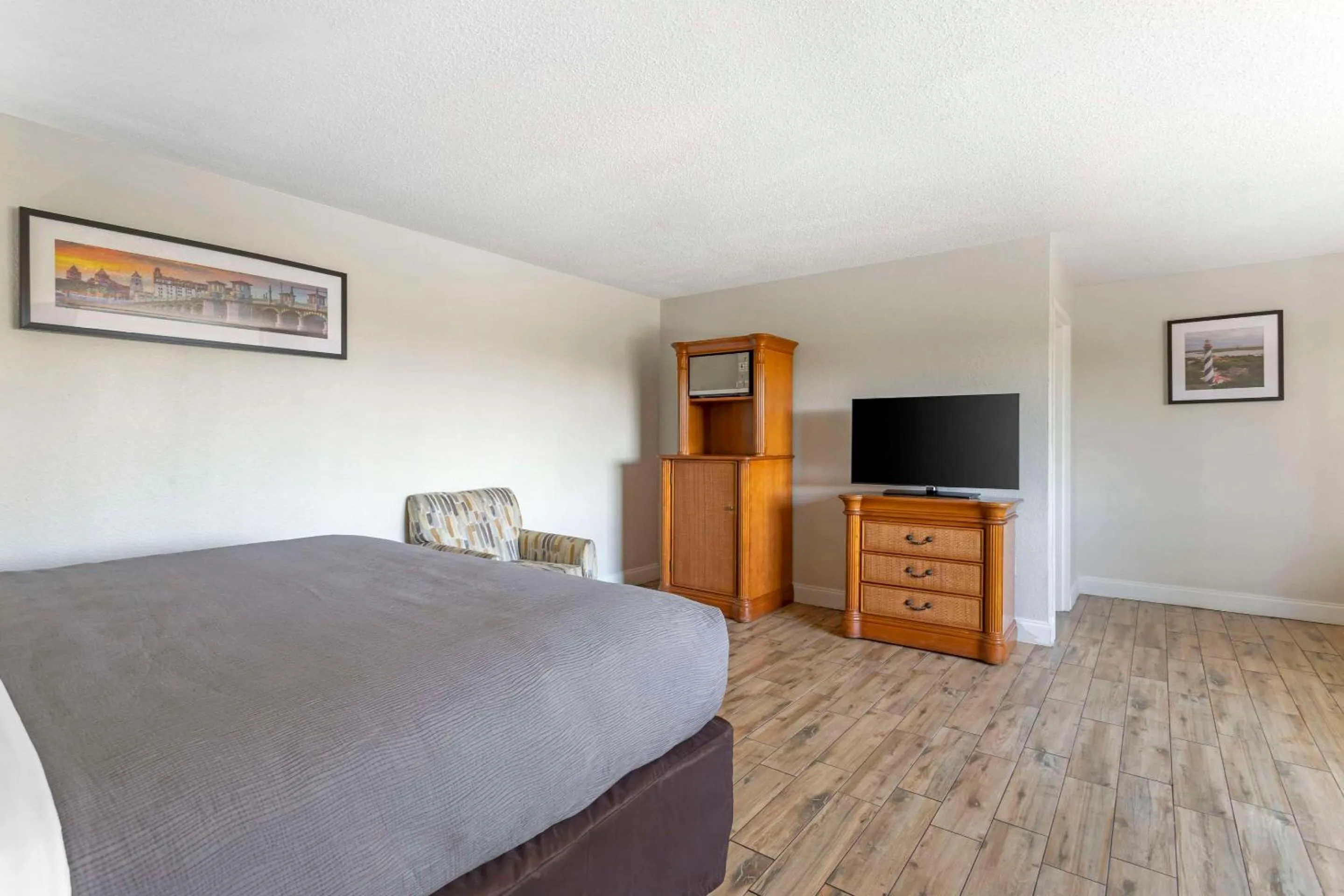 Bedroom, Bed in Quality Inn & Suites St Augustine Beach Area