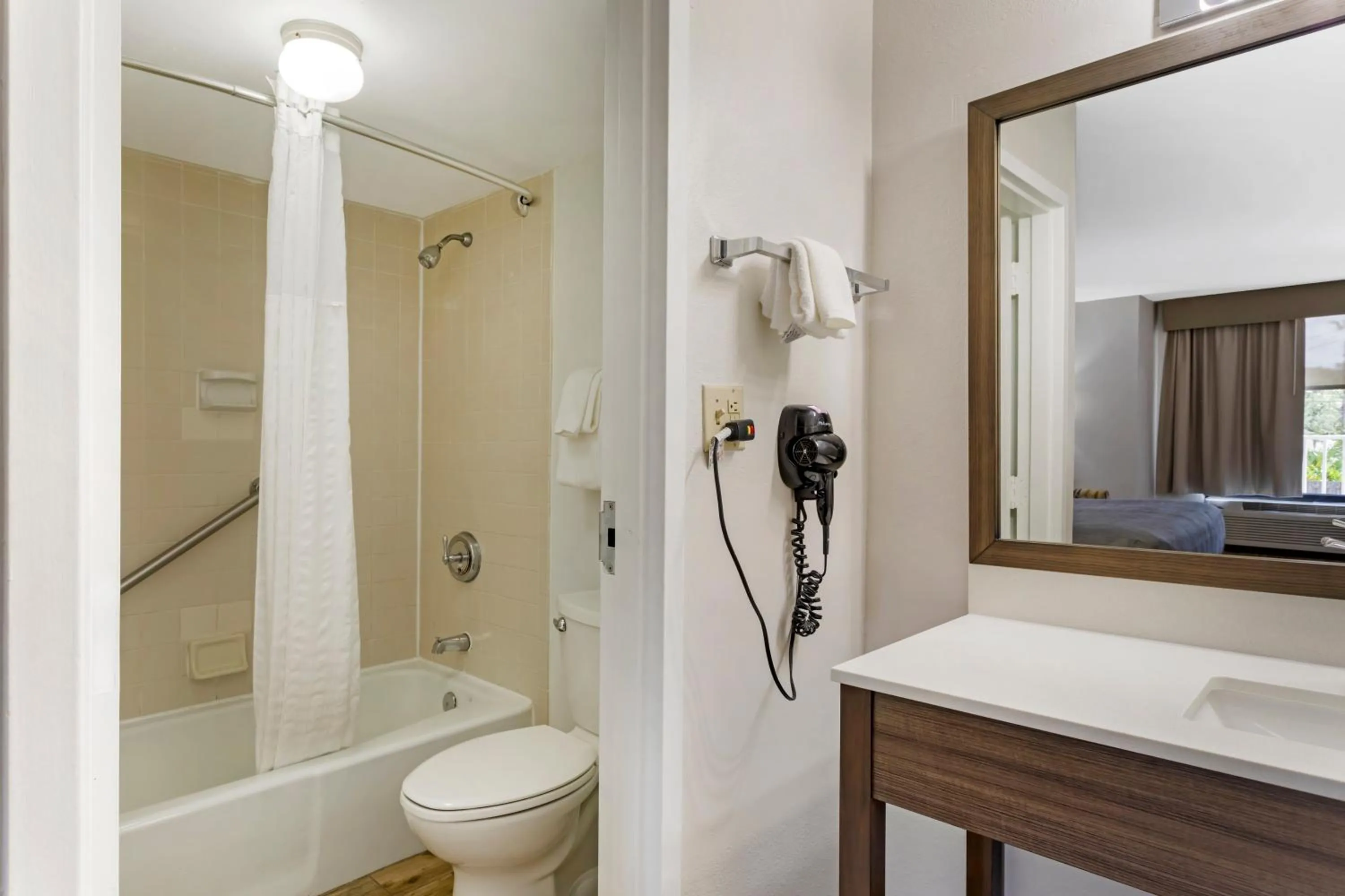 Bathroom in Quality Inn & Suites St Augustine Beach Area