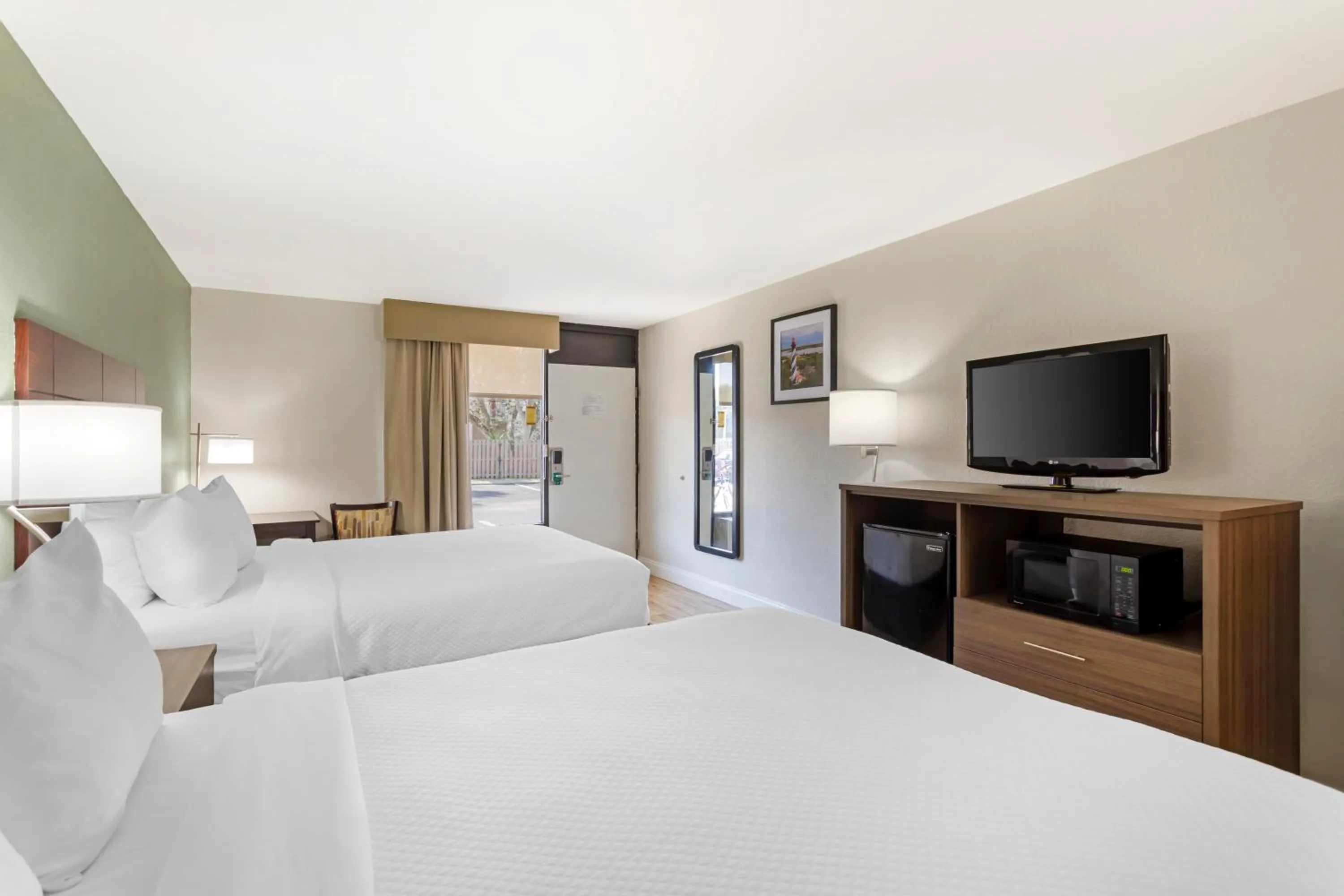 TV and multimedia, Bed in Quality Inn & Suites St Augustine Beach Area