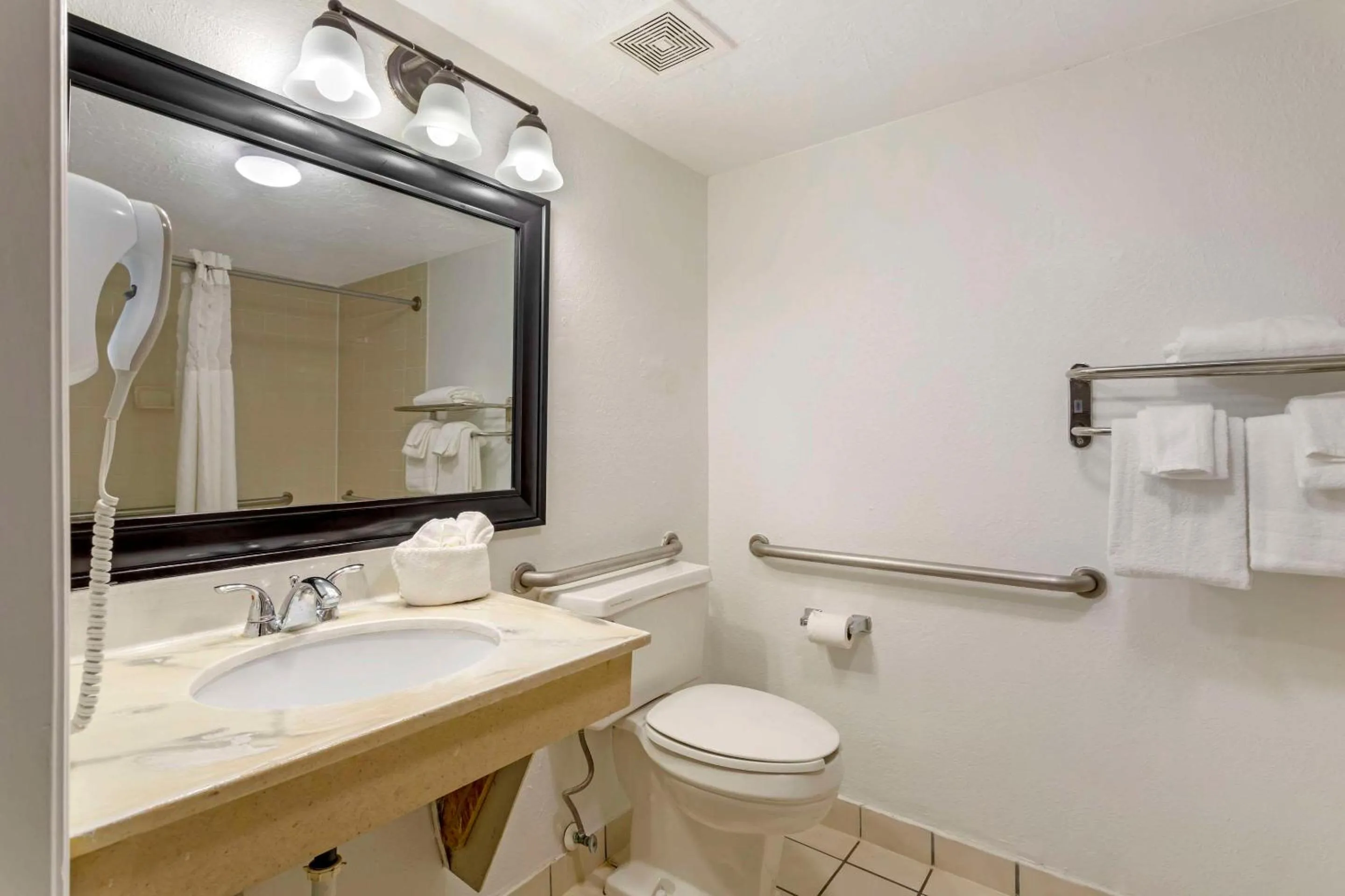 Bedroom in Quality Inn & Suites St Augustine Beach Area