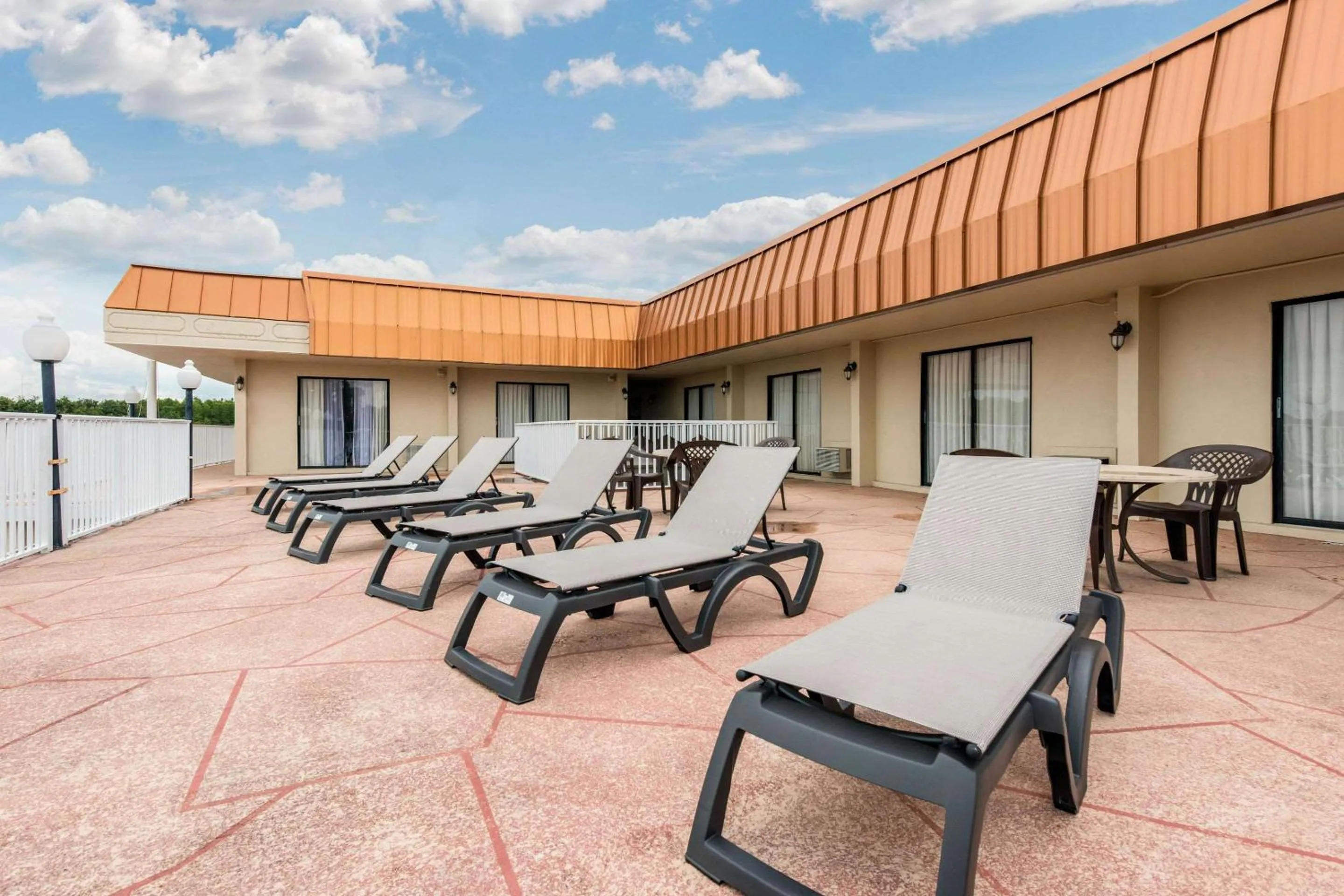 Swimming pool in Quality Inn & Suites Tarpon Springs South