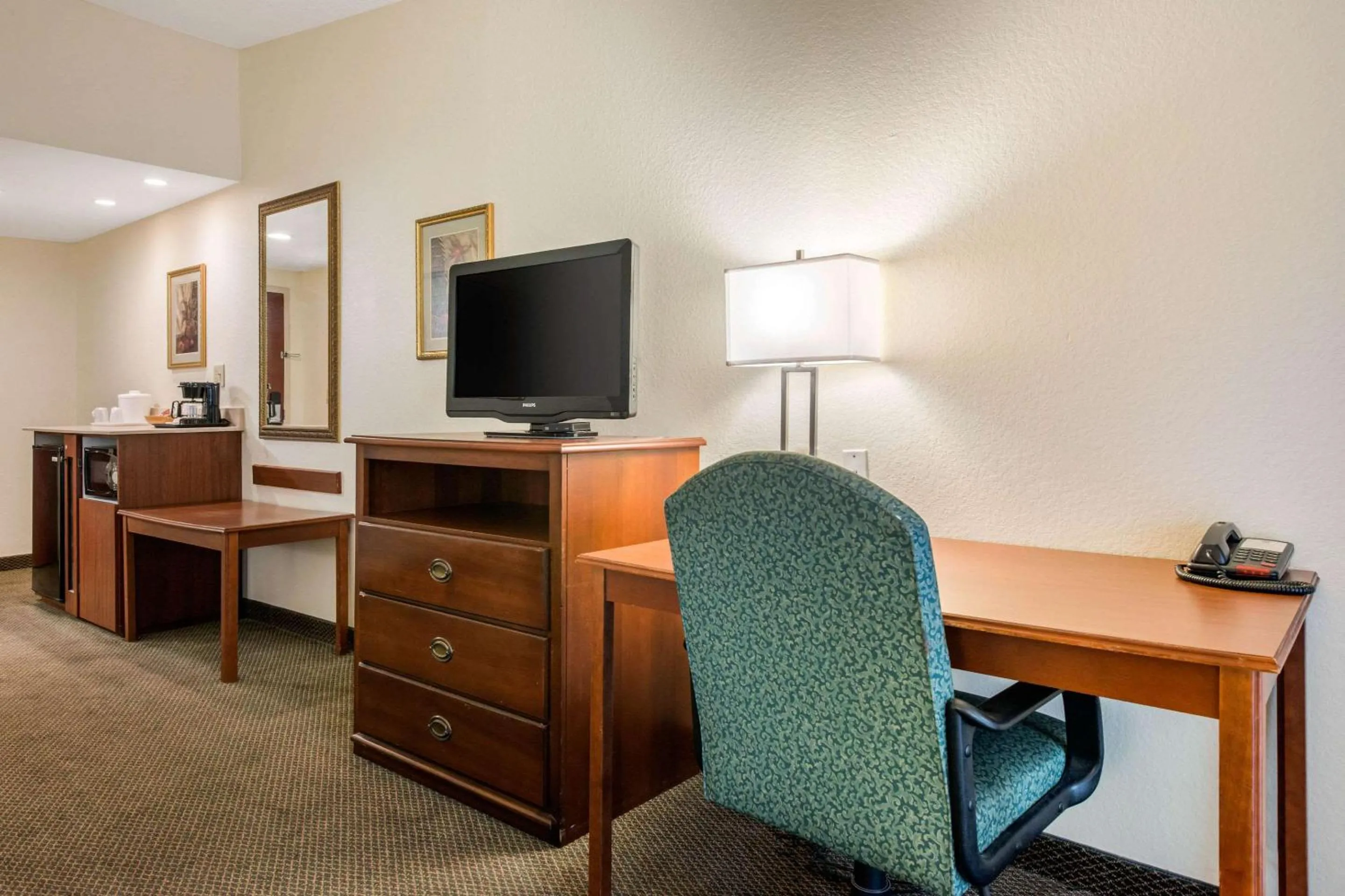 Photo of the whole room in Quality Inn & Suites Tarpon Springs South
