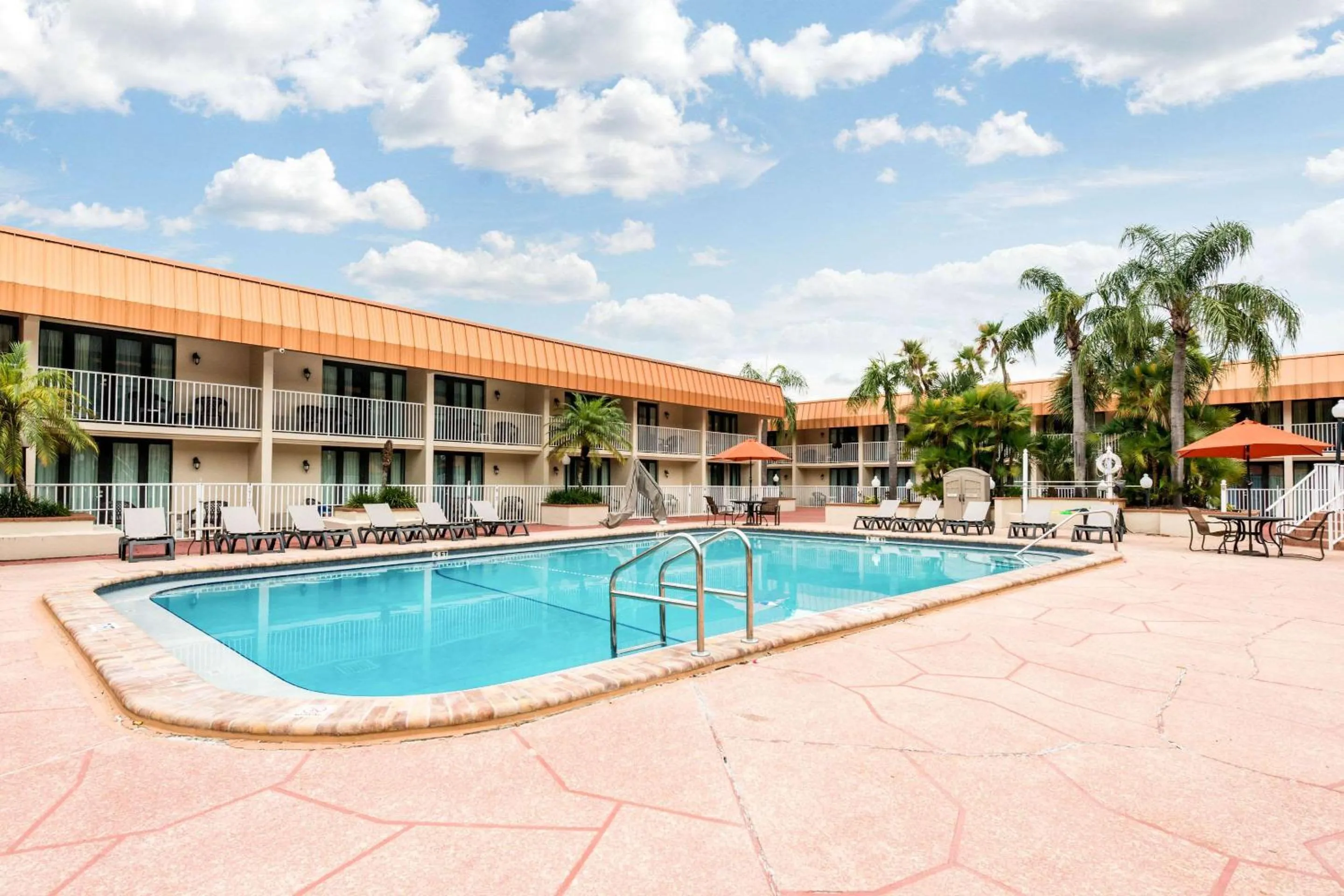 Swimming pool in Quality Inn & Suites Tarpon Springs South
