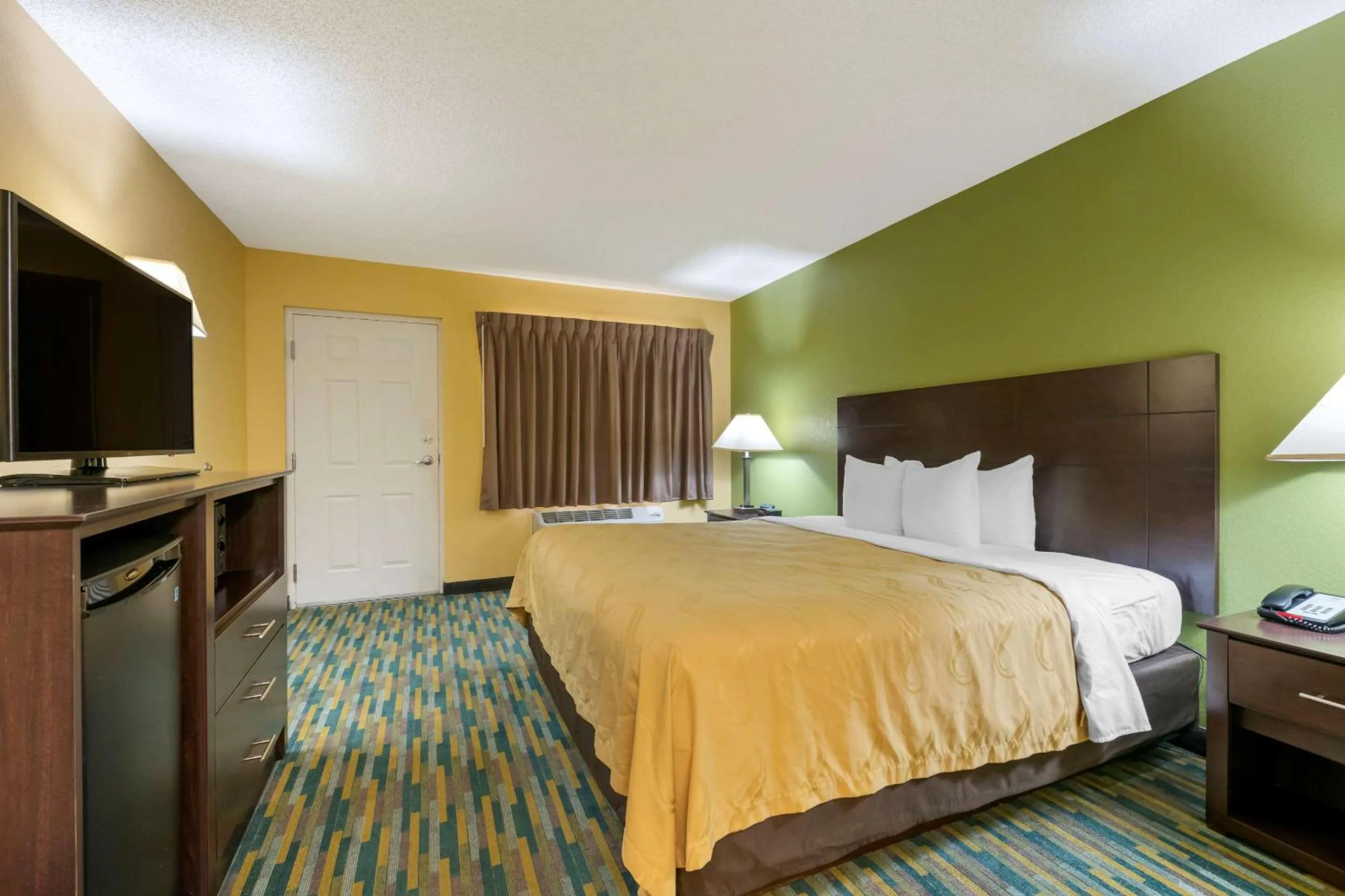 Photo of the whole room, Bed in Quality Inn & Suites Mt Dora North