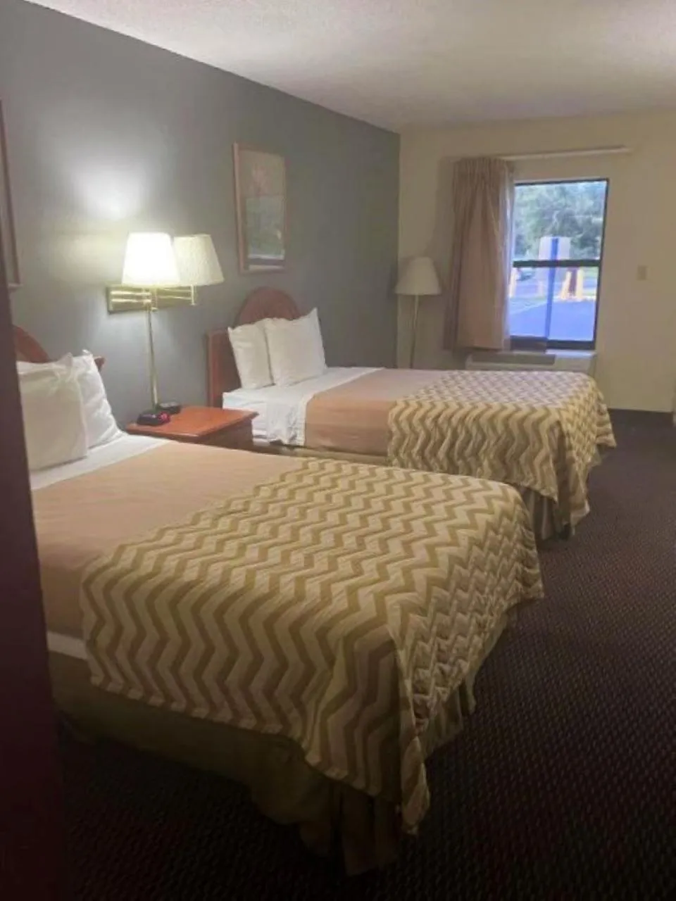 Photo of the whole room, Bed in Alachua Inn