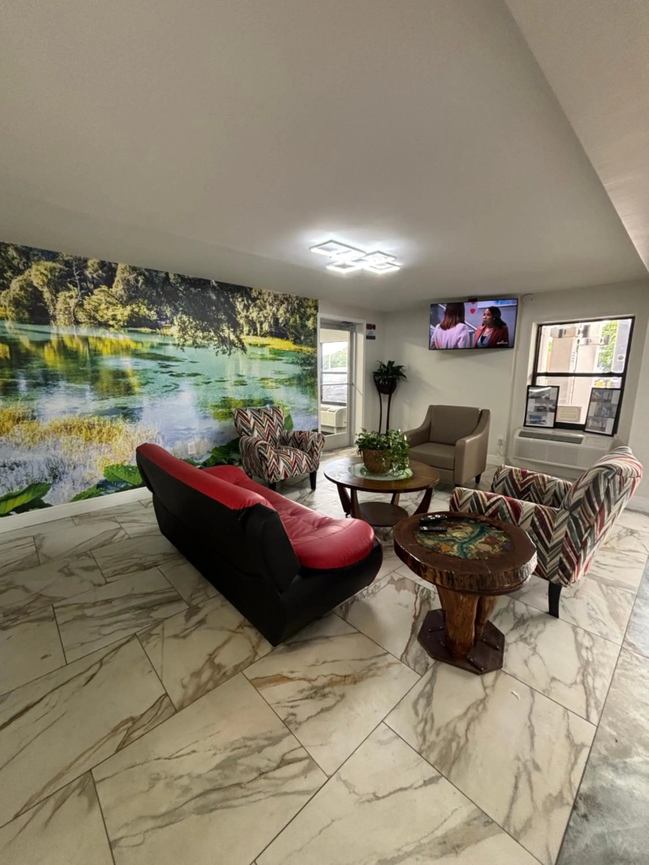 Communal lounge/ TV room in Alachua Inn