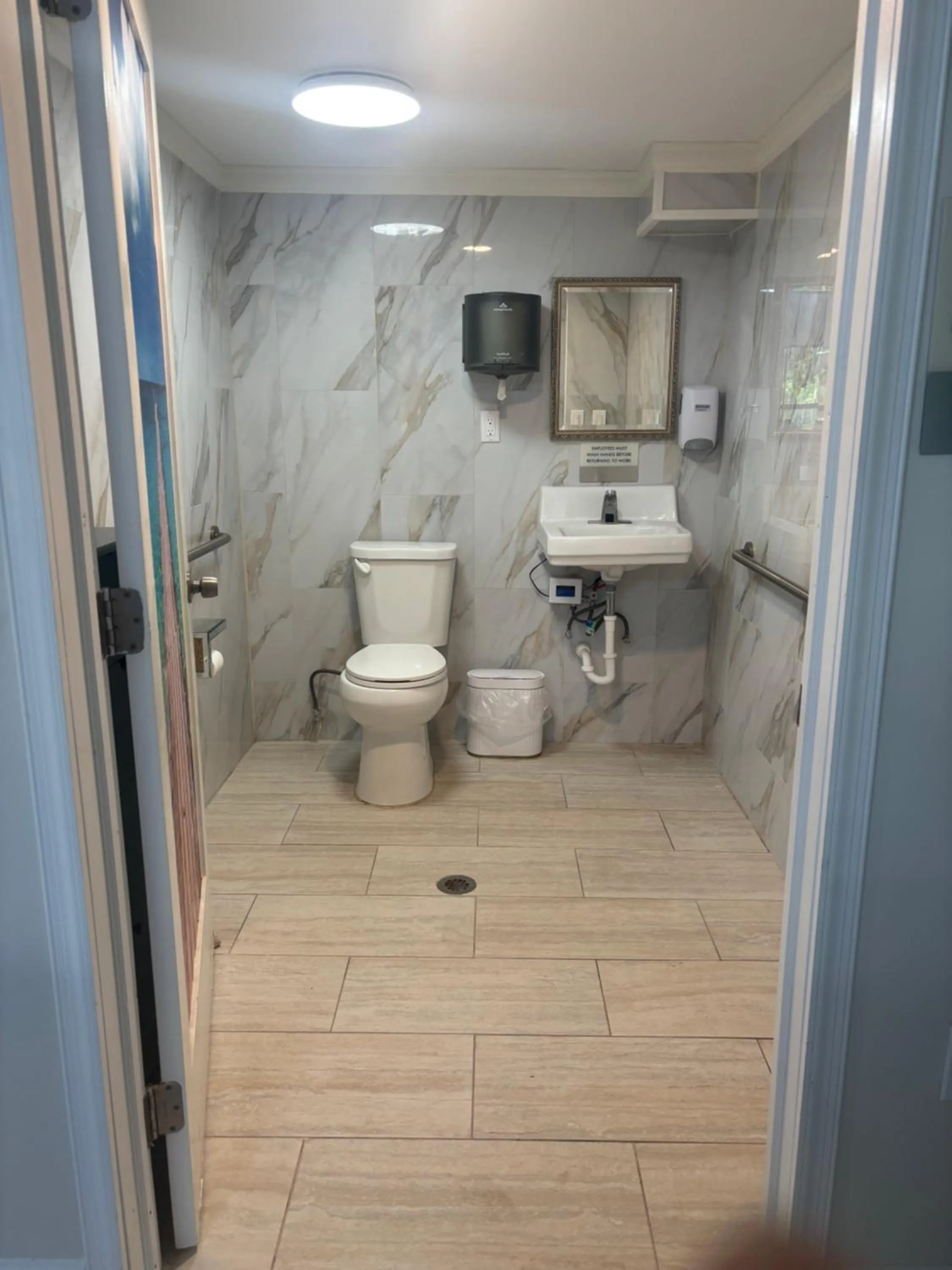 Toilet in Alachua Inn