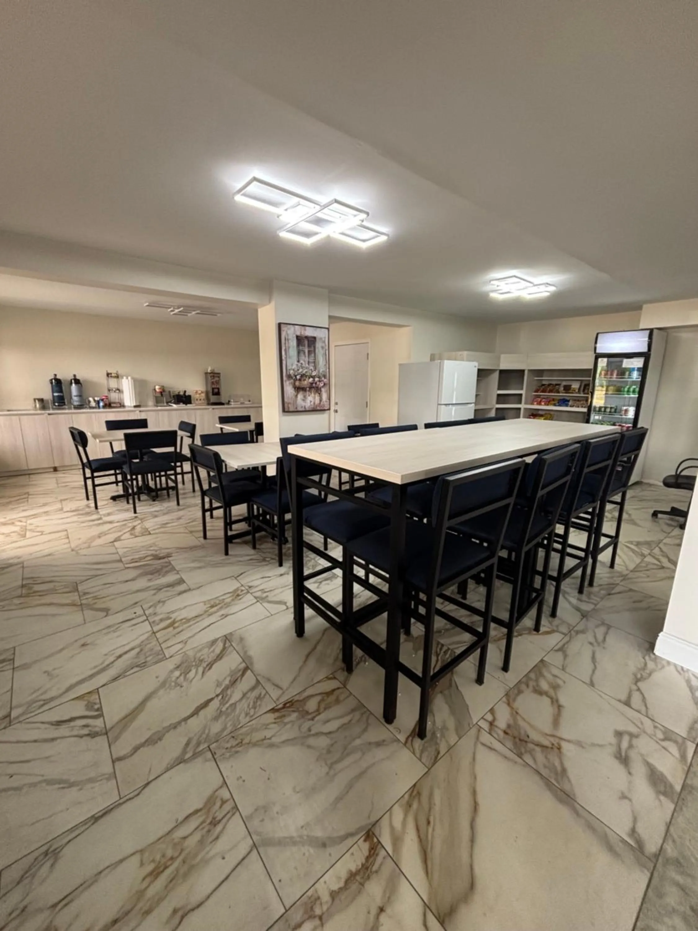 Communal lounge/ TV room in Alachua Inn