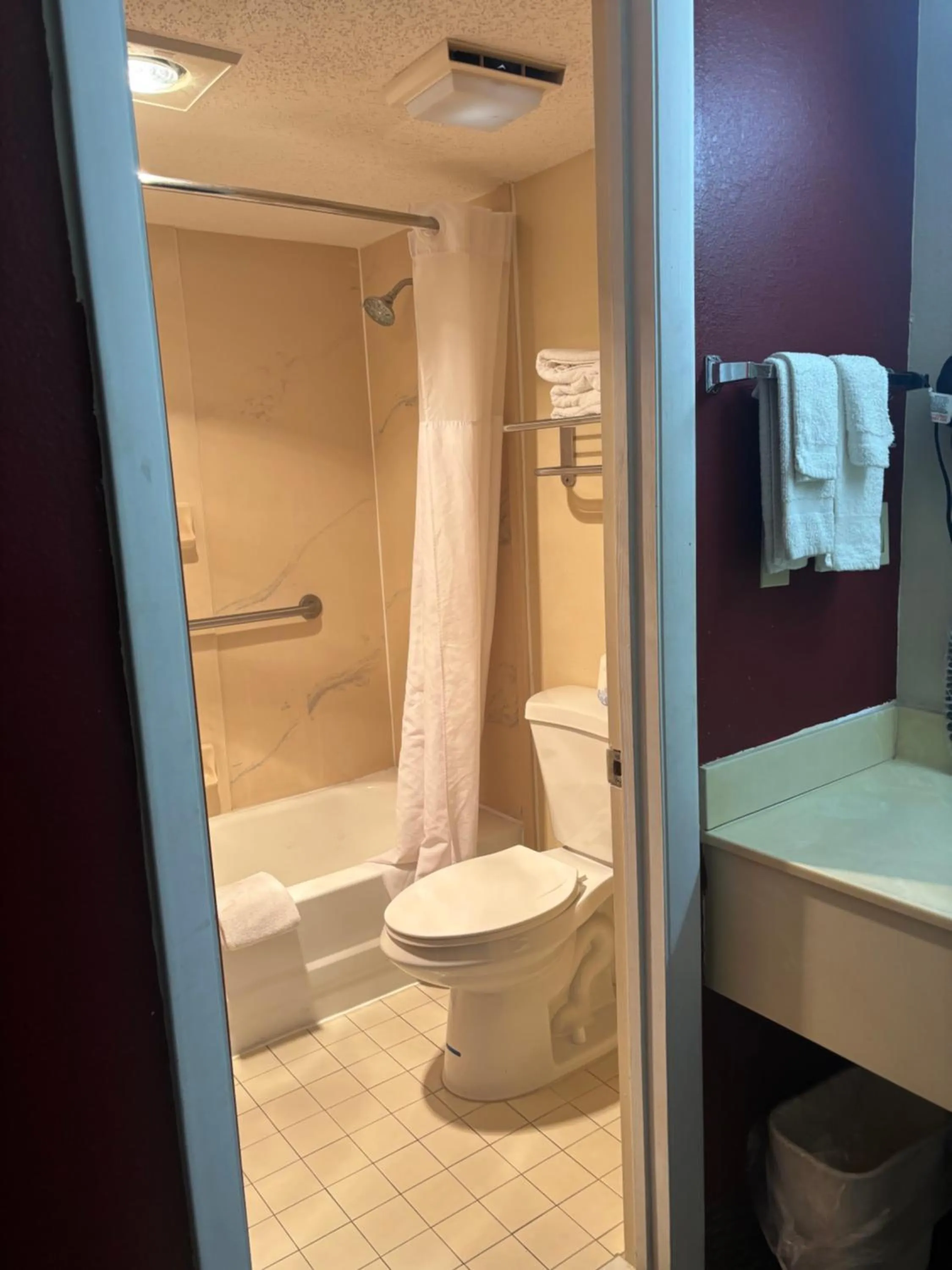 Bathroom in Alachua Inn