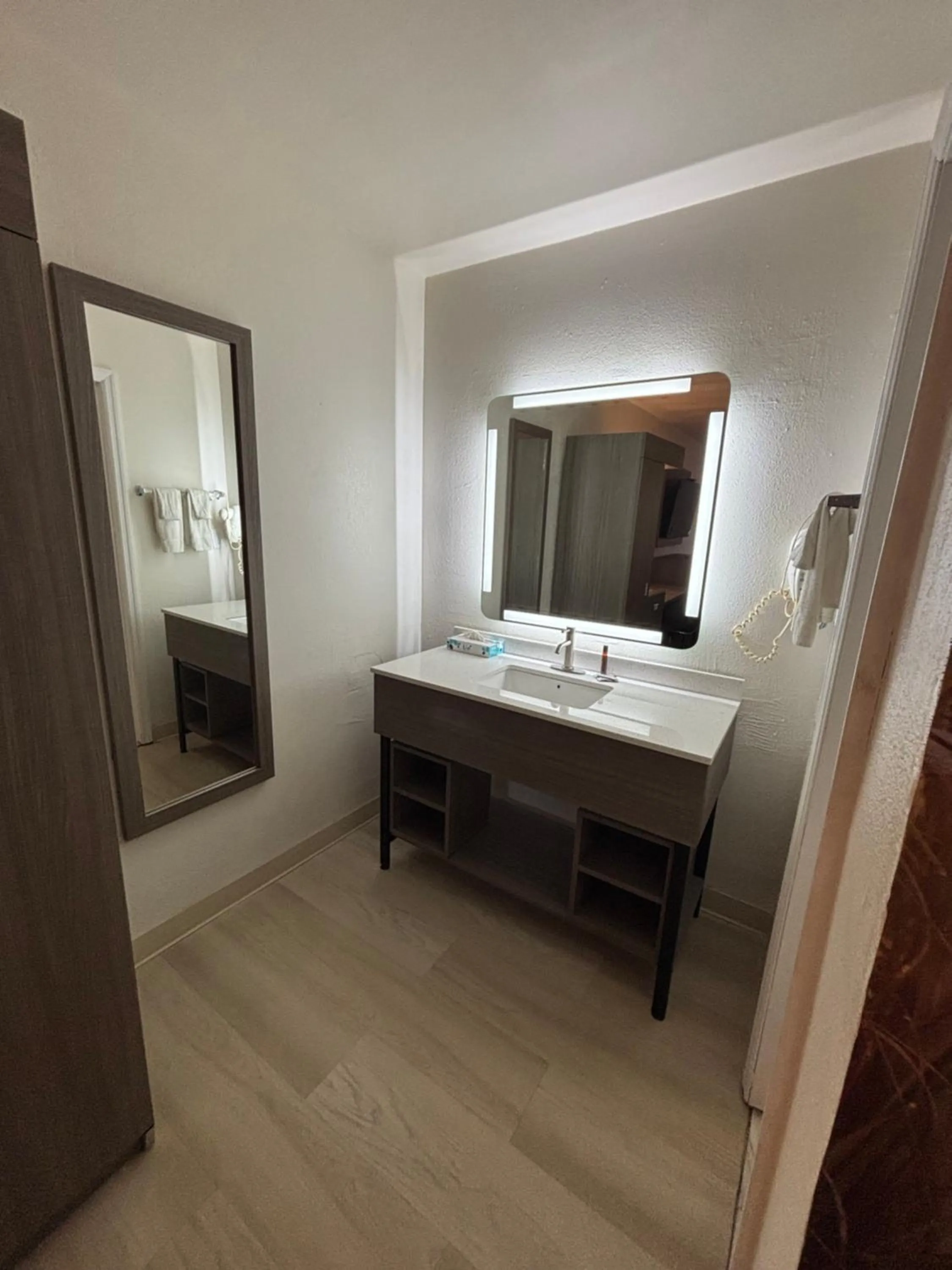 wardrobe, Bed in Alachua Inn